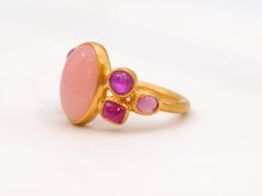 Scrives 5,25 Karat Pfirsich Chalcedon 3,06 Karat Rosa Saphir Cabochon 22 Kt Gold Ring