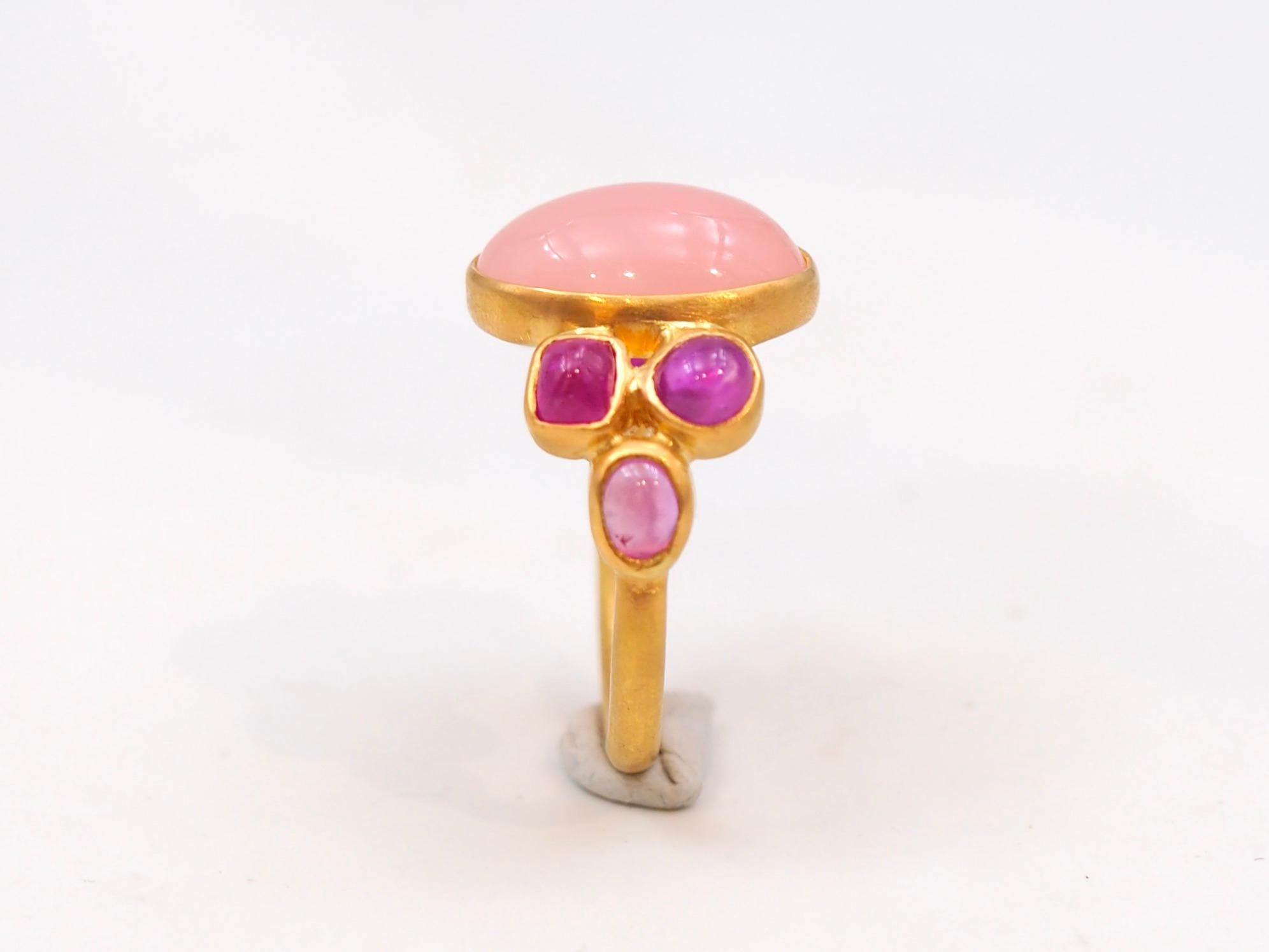 Scrives 5.25 Ct Peach Chalcedony 3.06 Ct Pink sapphire Cabochon 22 Kt Gold Ring In New Condition For Sale In Paris, Paris