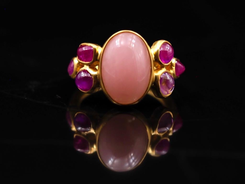 Women's Scrives 5.25 Ct Peach Chalcedony 3.06 Ct Pink sapphire Cabochon 22 Kt Gold Ring For Sale