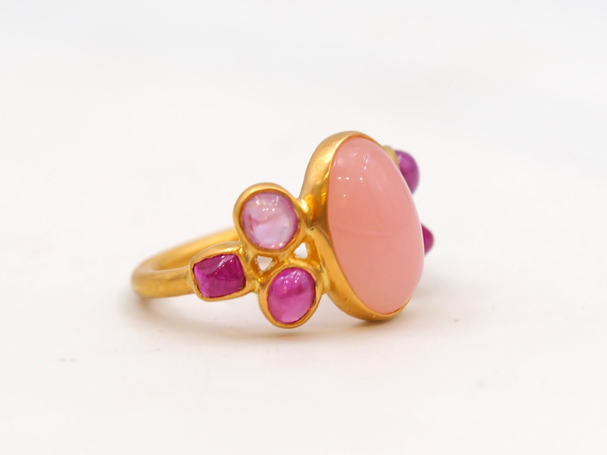 Scrives 5.25 Ct Peach Chalcedony 3.06 Ct Pink sapphire Cabochon 22 Kt Gold Ring For Sale 3
