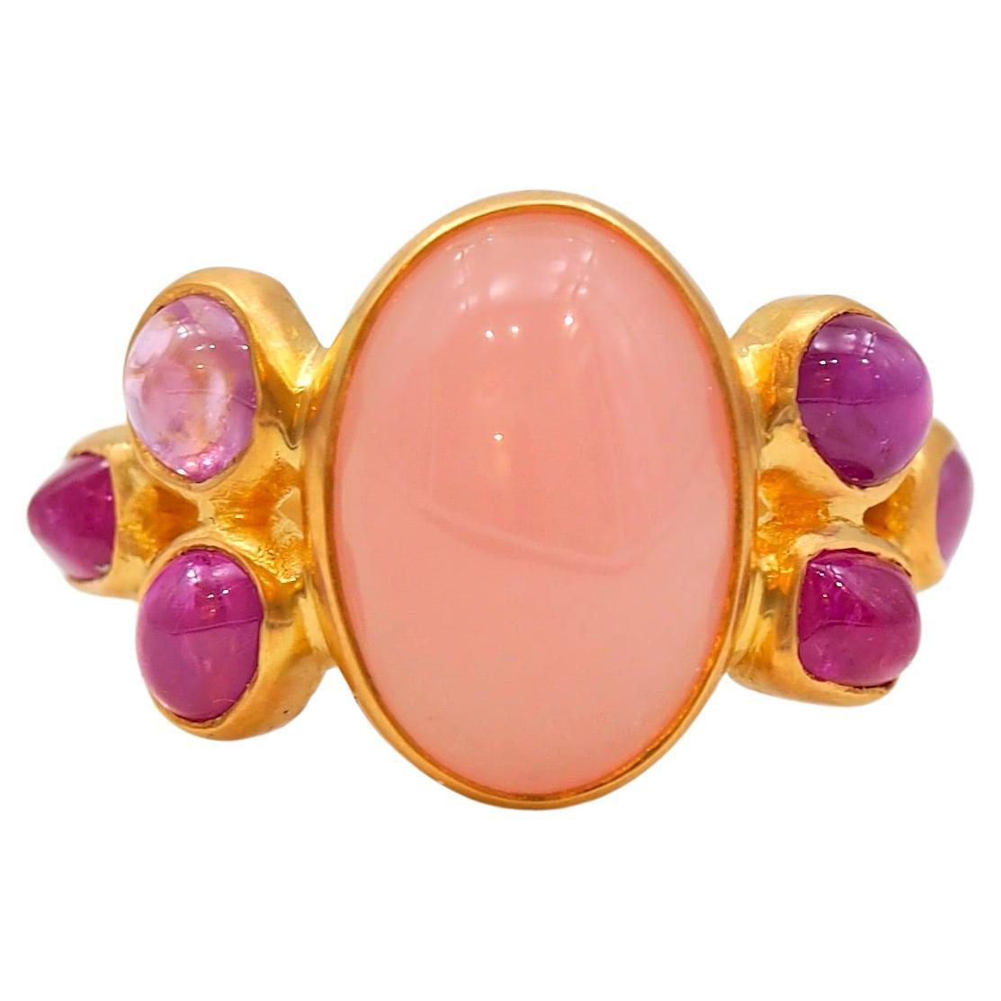 Scrives 5.25 Ct Peach Chalcedony 3.06 Ct Pink sapphire Cabochon 22 Kt Gold Ring For Sale