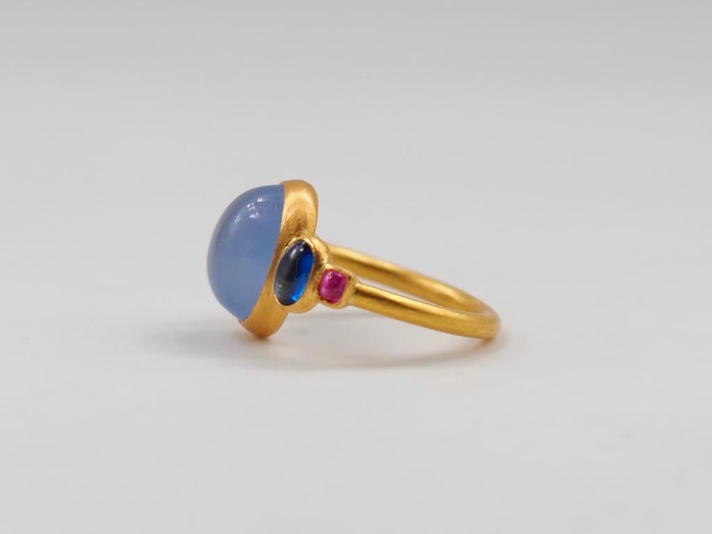 Oval Cut Scrives 5.27 Carat Blue Chalcedony Kyanite Ruby Cabochon 22 Karat Gold Ring