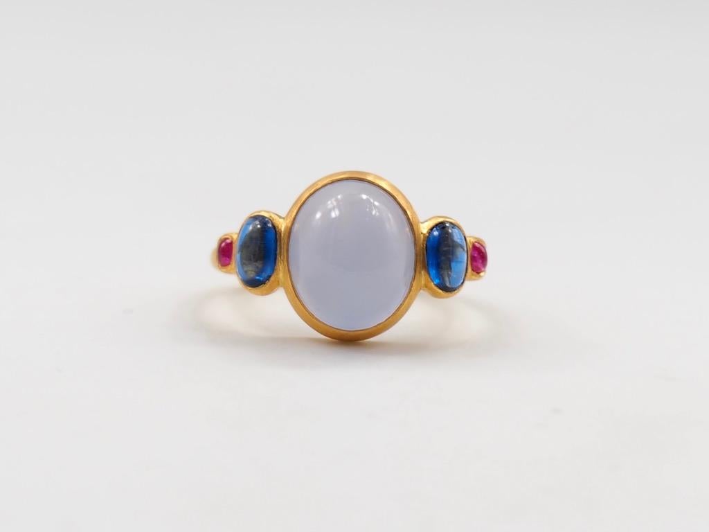 Scrives 5.27 Carat Blue Chalcedony Kyanite Ruby Cabochon 22 Karat Gold Ring In New Condition In Paris, Paris