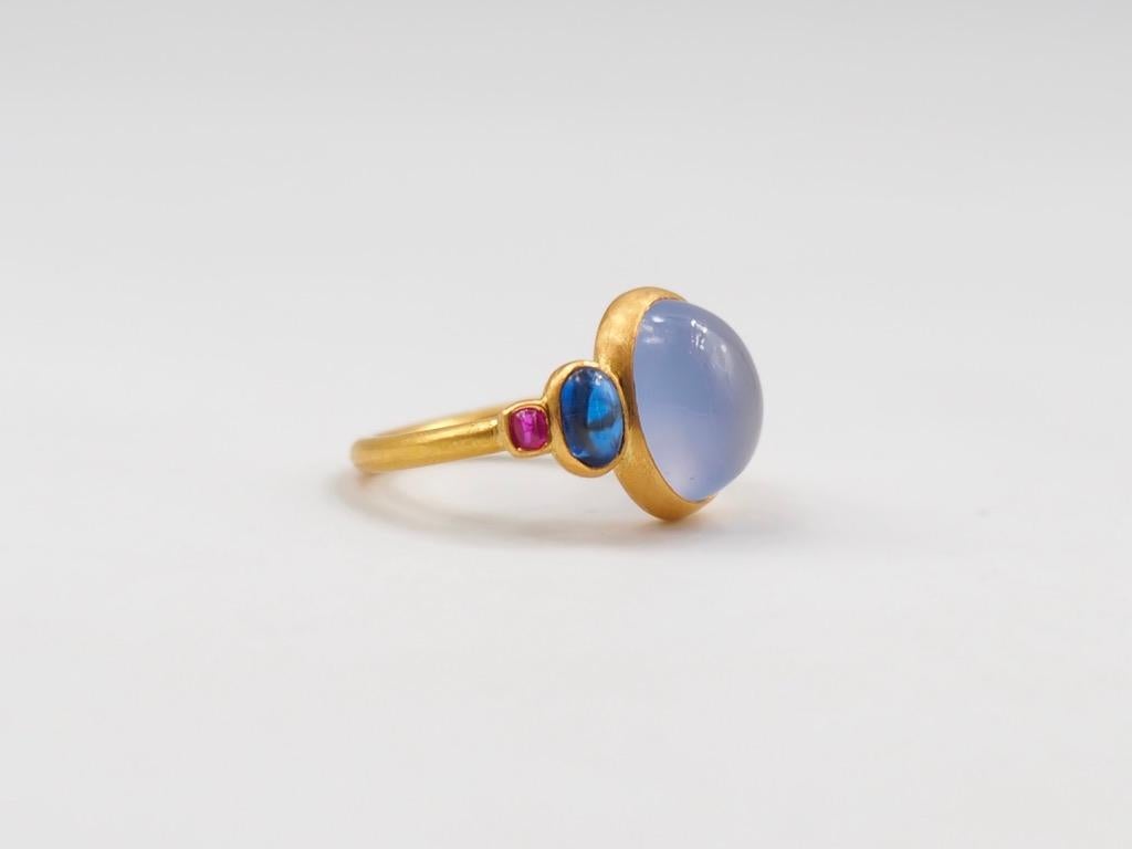 Scrives 5.27 Carat Blue Chalcedony Kyanite Ruby Cabochon 22 Karat Gold Ring 1