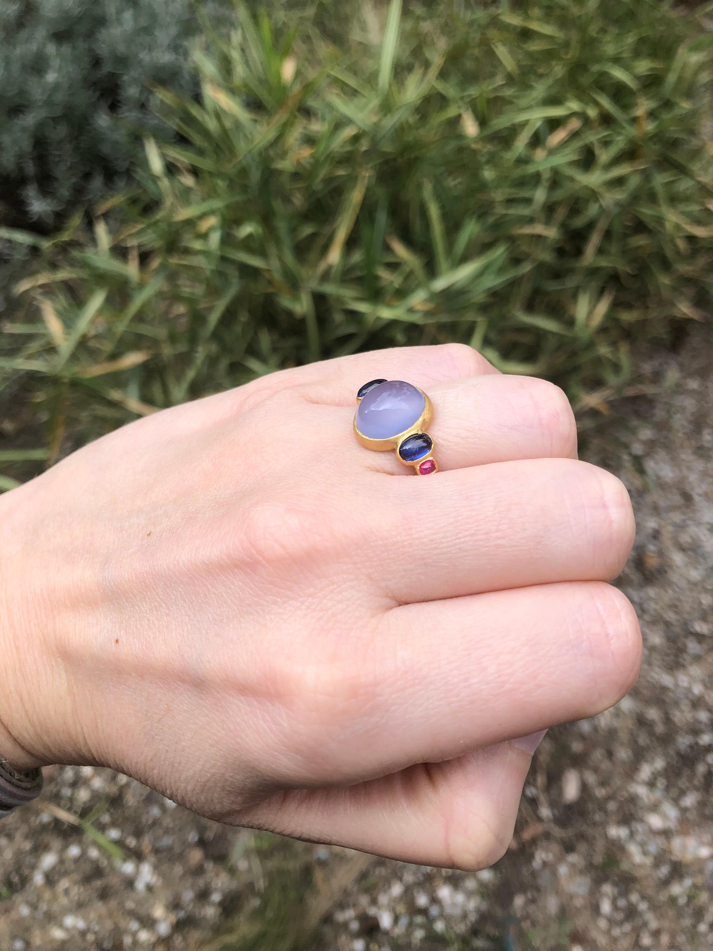 Scrives 5.27 Carat Blue Chalcedony Kyanite Ruby Cabochon 22 Karat Gold Ring 2
