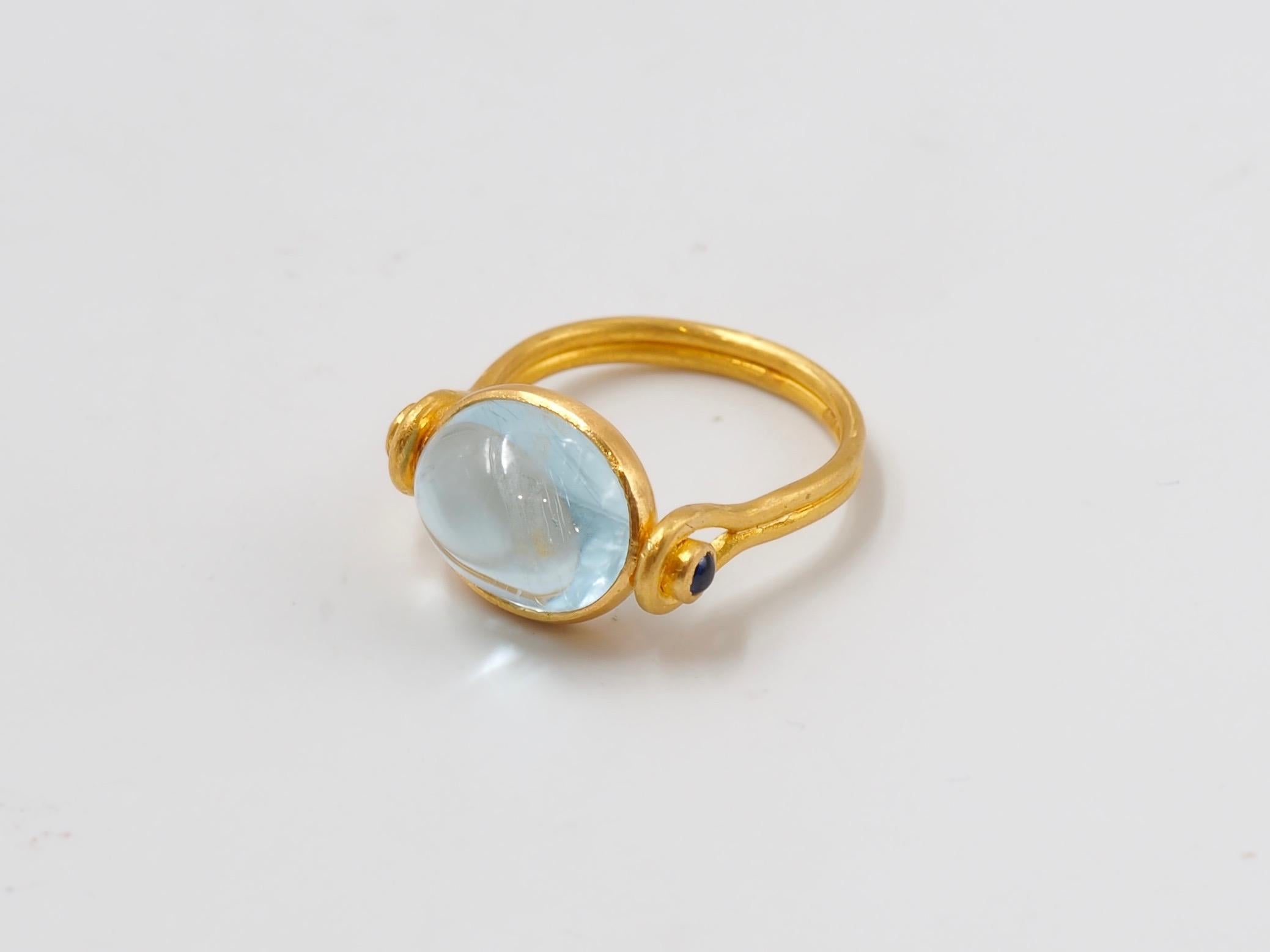 This antic style ring by Scrives is set with a large aquamarine cabochon of 5.32 cts. The light colour of the aquamarine gives a lot of light effect and brightness. The stone is natural and not treated. It shows minor visible natural inclusions. 
