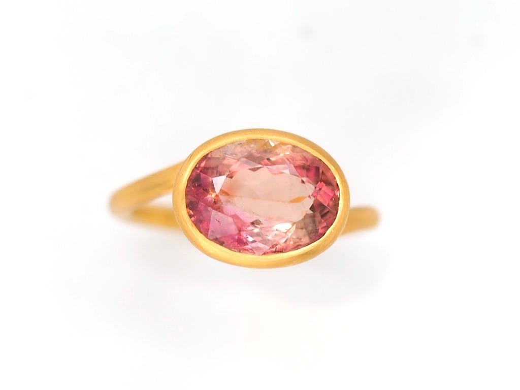 Dieser zarte Ring von Scrives besteht aus einem großen Turmalin von 5,6 Karat. 

Der Stein ist ein natürlicher, unbehandelter Turmalin. In dem Stein kann man 3 verschiedene Farben erkennen: rosa, gelb und orange, die zusammen eine sehr warme