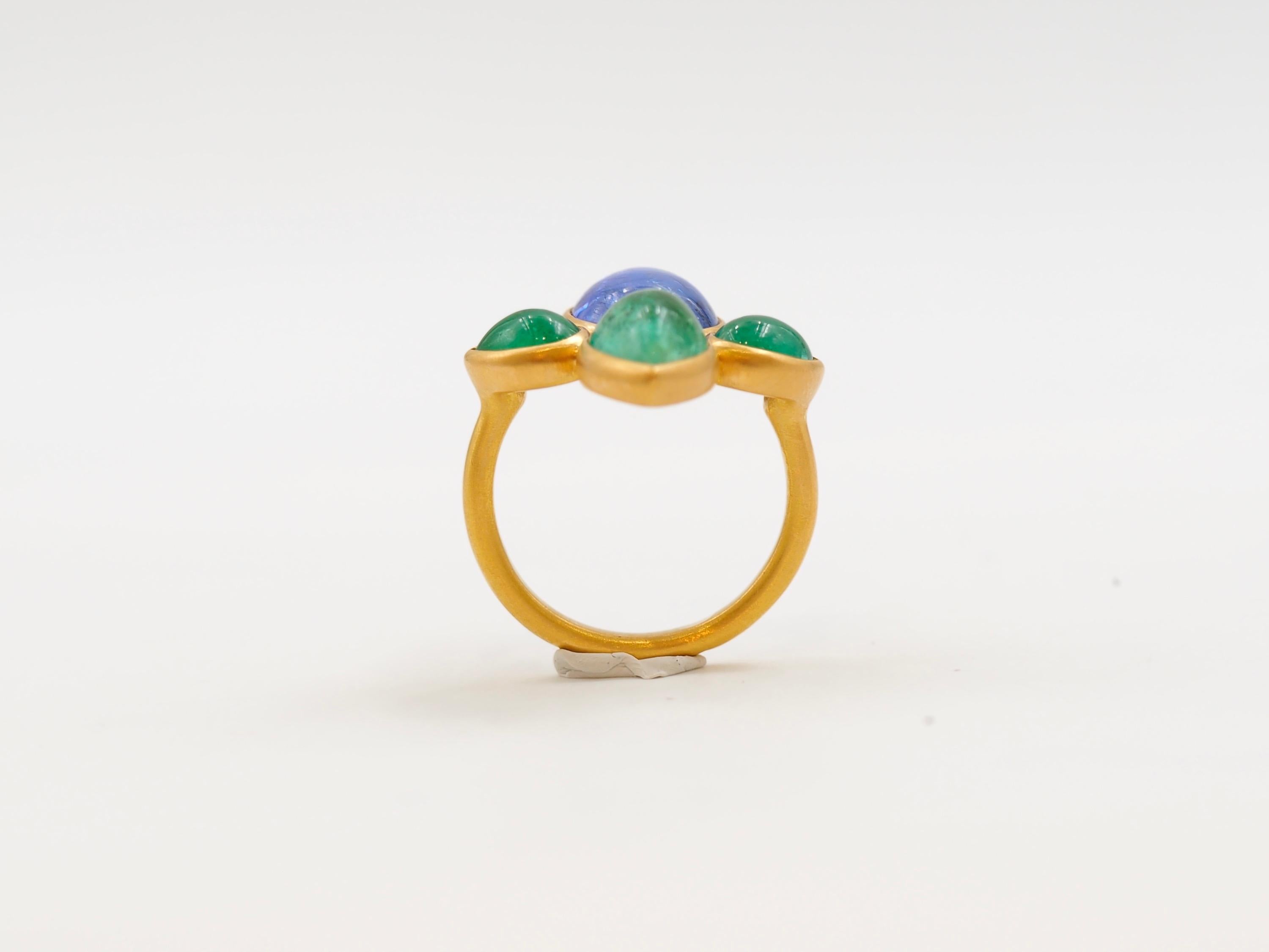 Scrives 5.9 cts Tanzanite 5 cts Emeralds Lotus Flower 22Karat Gold Cocktail Ring In New Condition In Paris, Paris