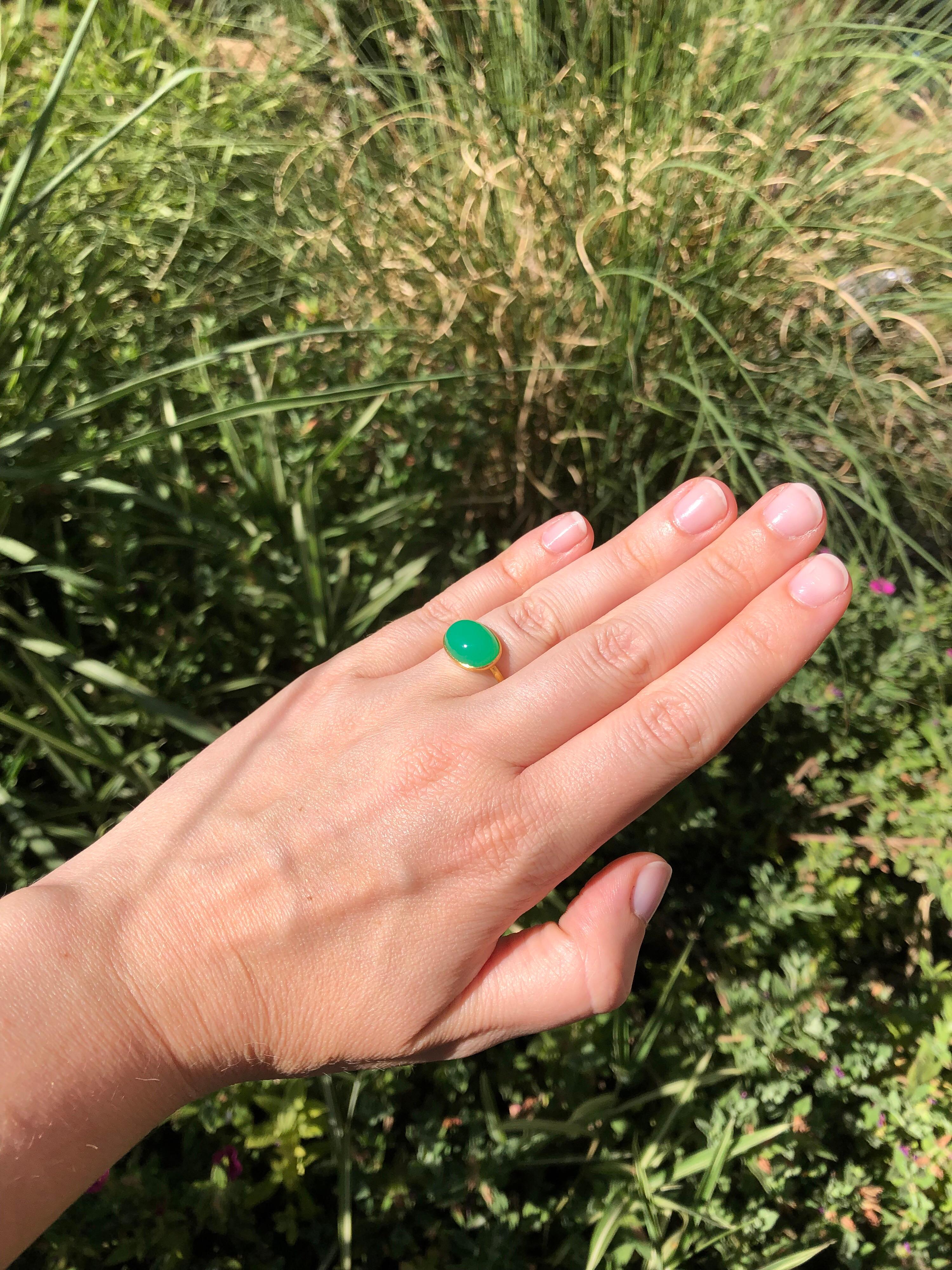 Scrives 5.93 Carat Chrysoprase 'Green Chalcedony' Cabochon 22 Karat Gold Ring In New Condition In Paris, Paris