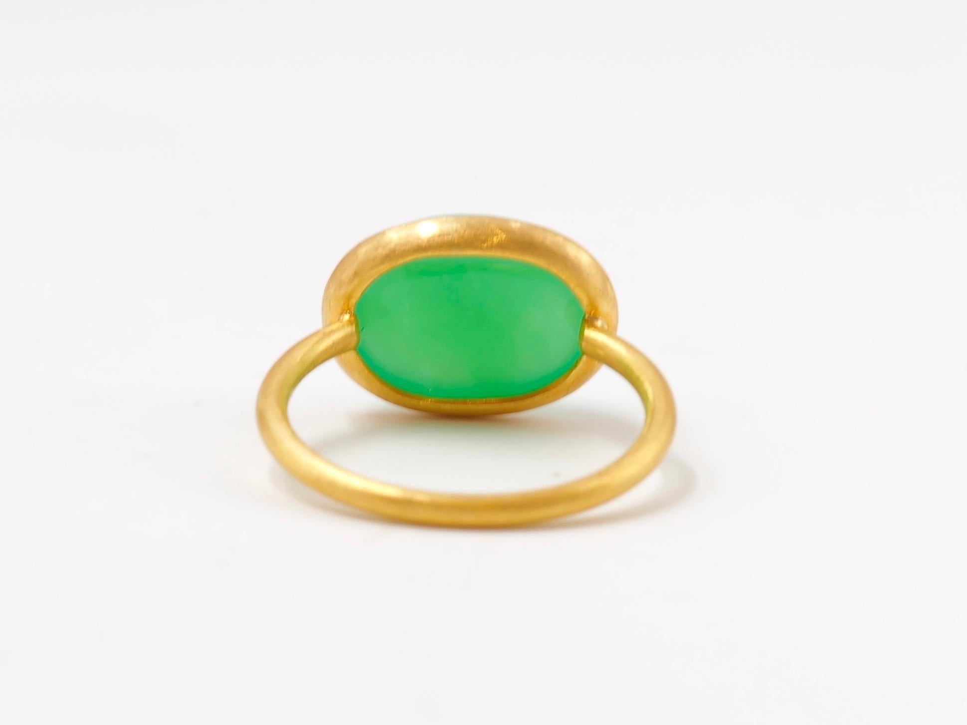 Women's or Men's Scrives 5.93 Carat Chrysoprase 'Green Chalcedony' Cabochon 22 Karat Gold Ring