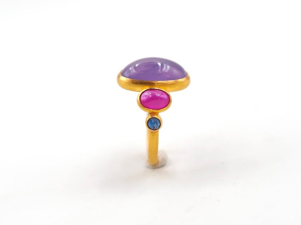 Scrives 6.03 Ct Lilac Chalcedony Sugarloaf Ruby Sapphire Cabochon 22Kt Gold Ring 4