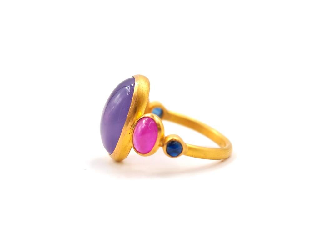 Contemporary Scrives 6.03 Ct Lilac Chalcedony Sugarloaf Ruby Sapphire Cabochon 22Kt Gold Ring
