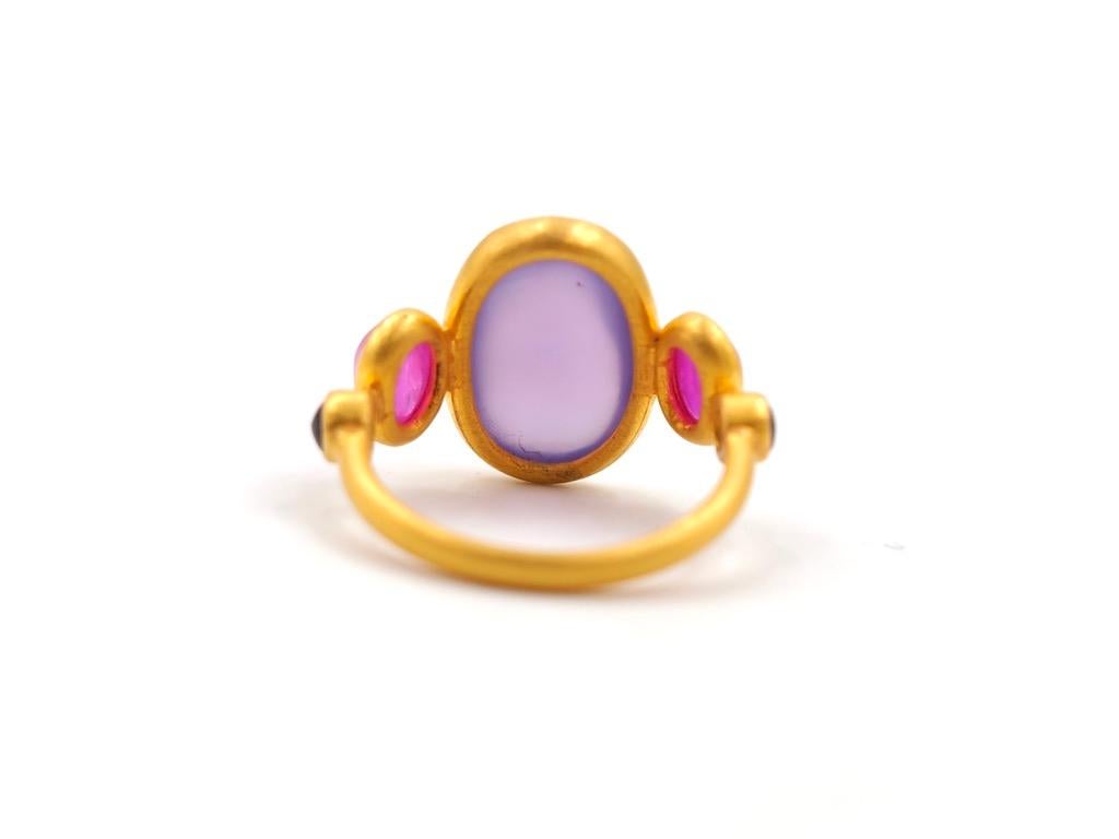 Scrives 6.03 Ct Lilac Chalcedony Sugarloaf Ruby Sapphire Cabochon 22Kt Gold Ring In New Condition In Paris, Paris