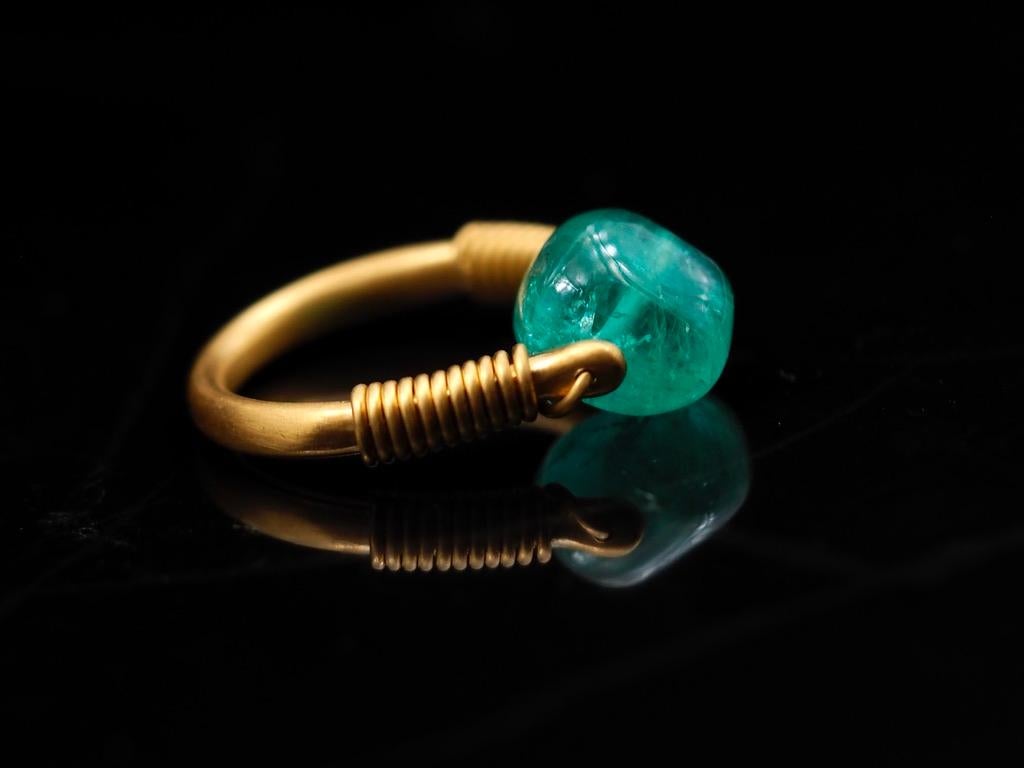 Scrives 6.09 Carat Emerald Colombian Tumble Swivel 22 Karat Gold Cocktail Ring For Sale 8
