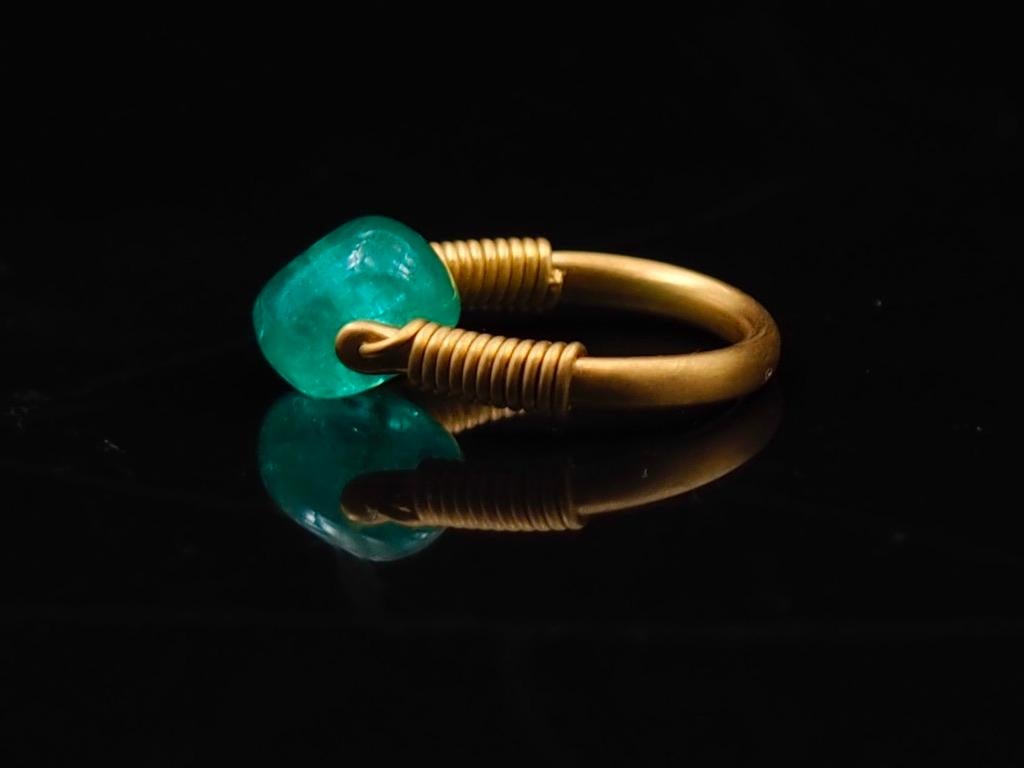 Scrives 6.09 Carat Emerald Colombian Tumble Swivel 22 Karat Gold Cocktail Ring In New Condition For Sale In Paris, Paris