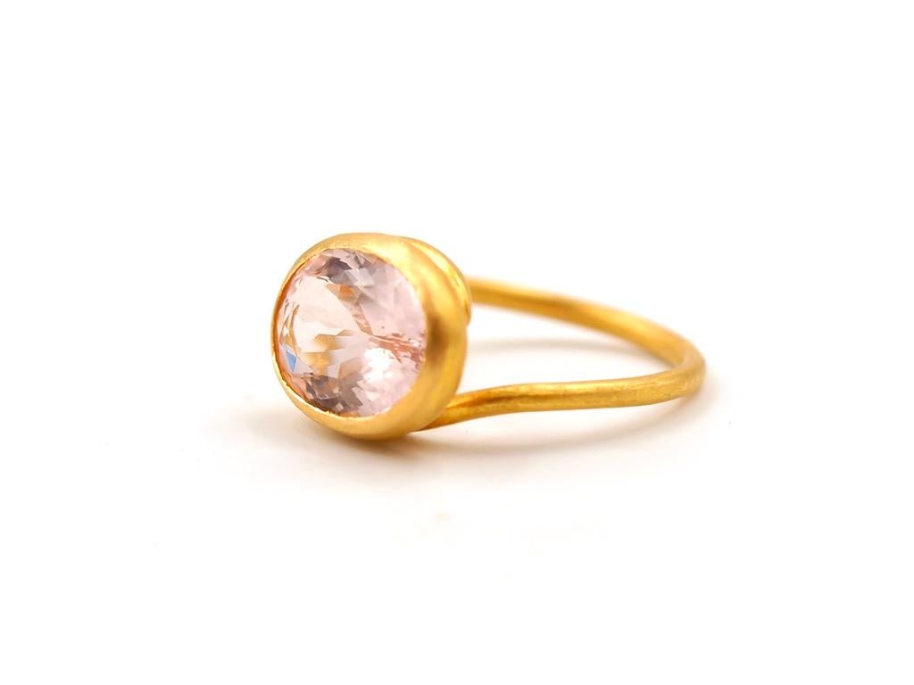 Dieser zarte Ring von Scrives besteht aus einem großen Morganit (rosa Beryll) von 6,2 Karat. 
Dieses Design ermöglicht es, dass das Licht aus verschiedenen Richtungen in den Stein einfällt und ihn zum Leuchten bringt. Dieses Ringdesign ist so