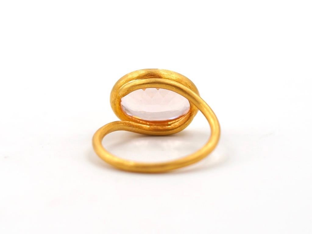 Contemporary Scrives 6.2 Carat Morganite Pink Beryl Oval 22 Karat Gold Cocktail Handmade Ring For Sale