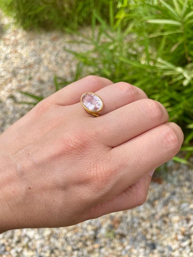 22 Karat Gold Cocktailring mit Schrauben 6.2 Karat Morganit und rosa Beryll, handgefertigt im Angebot 2