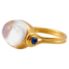 Scrives 6,37 Karat Mondstein Saphir Cabochon 22 Karat Gold Antiker drehbarer Ring