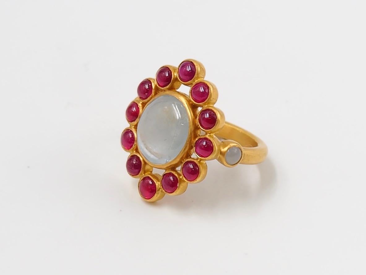 Scrives 6.7 Carat Grey Sapphire Ruby Jade Cabochon 22 Karat Gold Cocktail Ring In New Condition In Paris, Paris