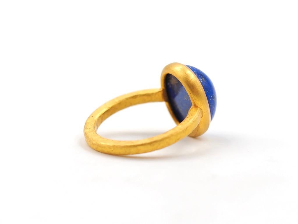 Scrives 7.98 Carat Lapis Lazuli Cabochon 22 Karat Gold Handmade Hammered Ring For Sale 3