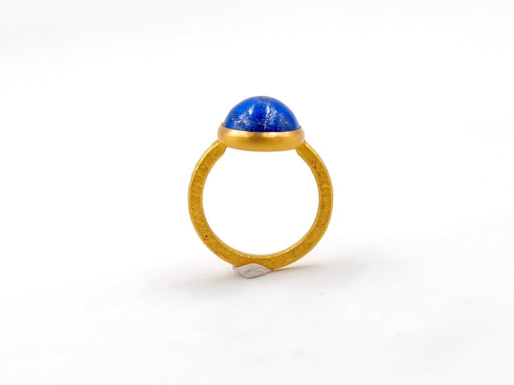 Scrives 7.98 Carat Lapis Lazuli Cabochon 22 Karat Gold Handmade Hammered Ring For Sale 4