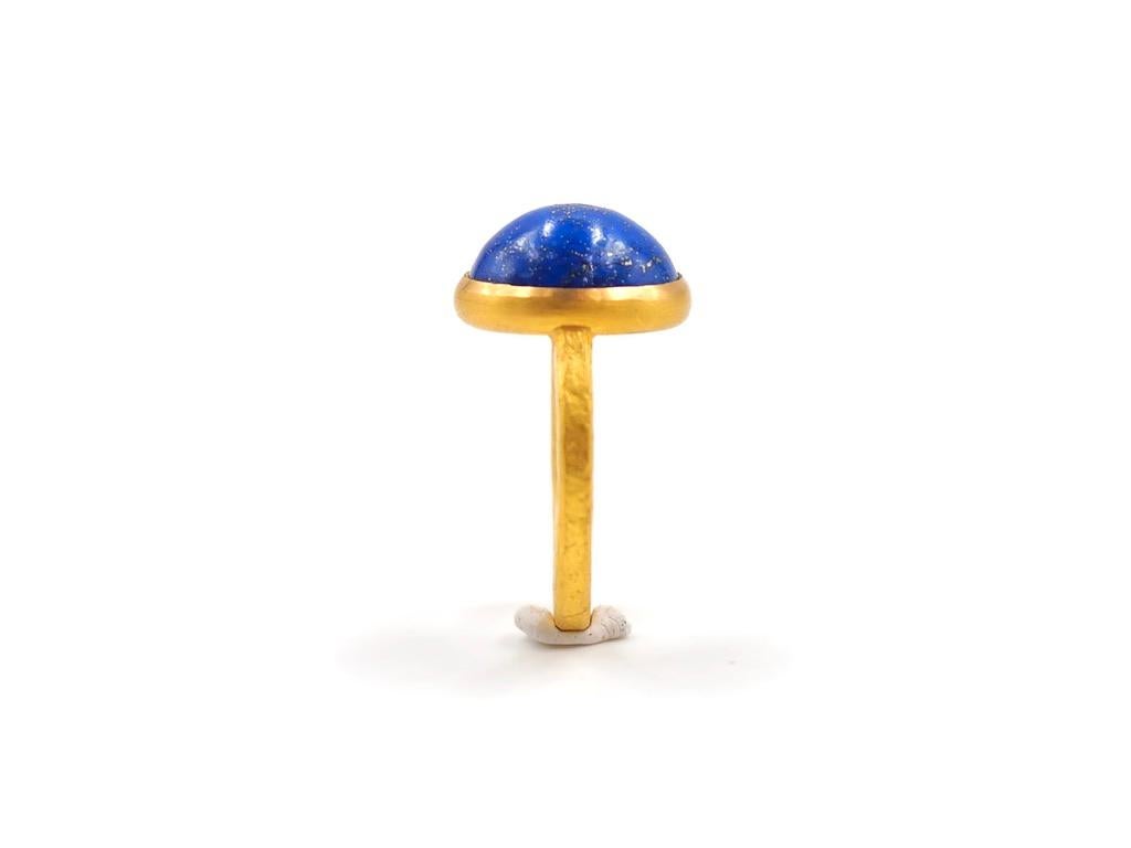 Scrives 7.98 Carat Lapis Lazuli Cabochon 22 Karat Gold Handmade Hammered Ring For Sale 6