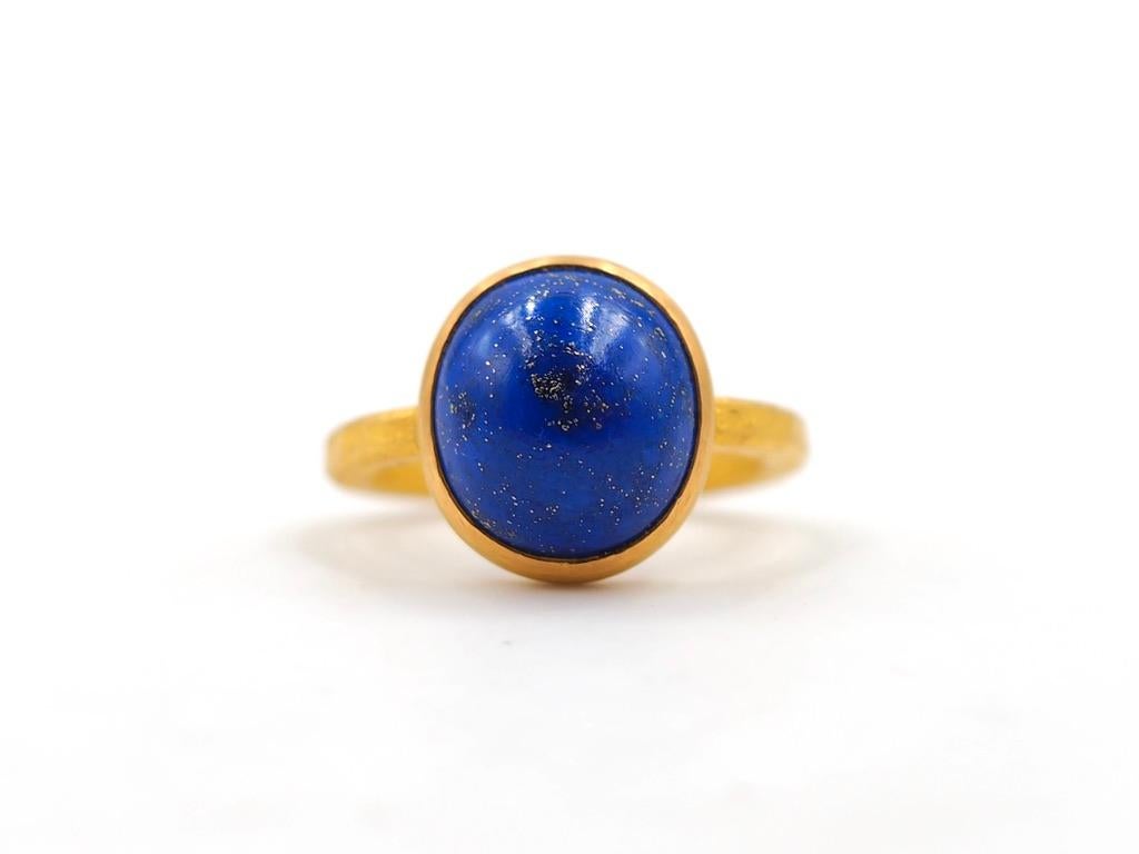 Scrives 7.98 Carat Lapis Lazuli Cabochon 22 Karat Gold Handmade Hammered Ring In New Condition For Sale In Paris, Paris
