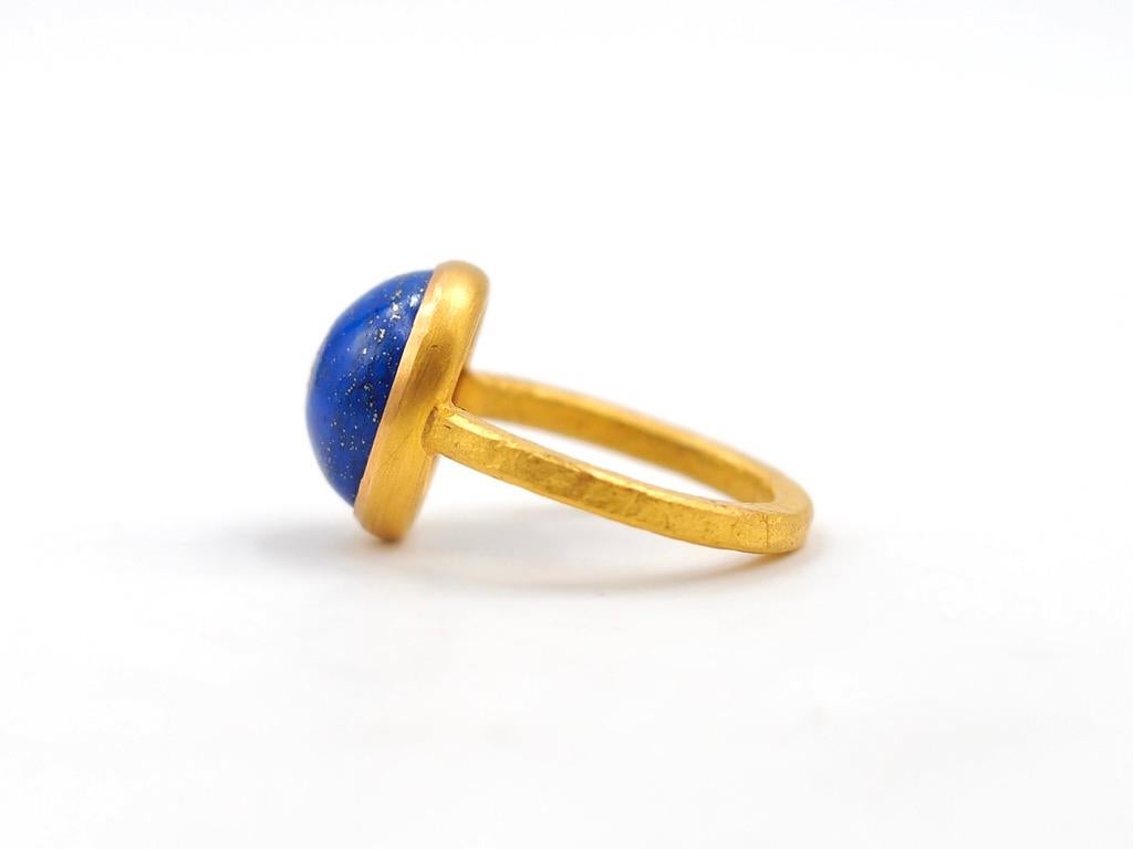 Scrives 7.98 Carat Lapis Lazuli Cabochon 22 Karat Gold Handmade Hammered Ring For Sale 1