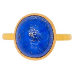 Scrives 7,98 Karat Lapislazuli Cabochon 22 Karat Gold Handgehämmerter gehämmerter Ring