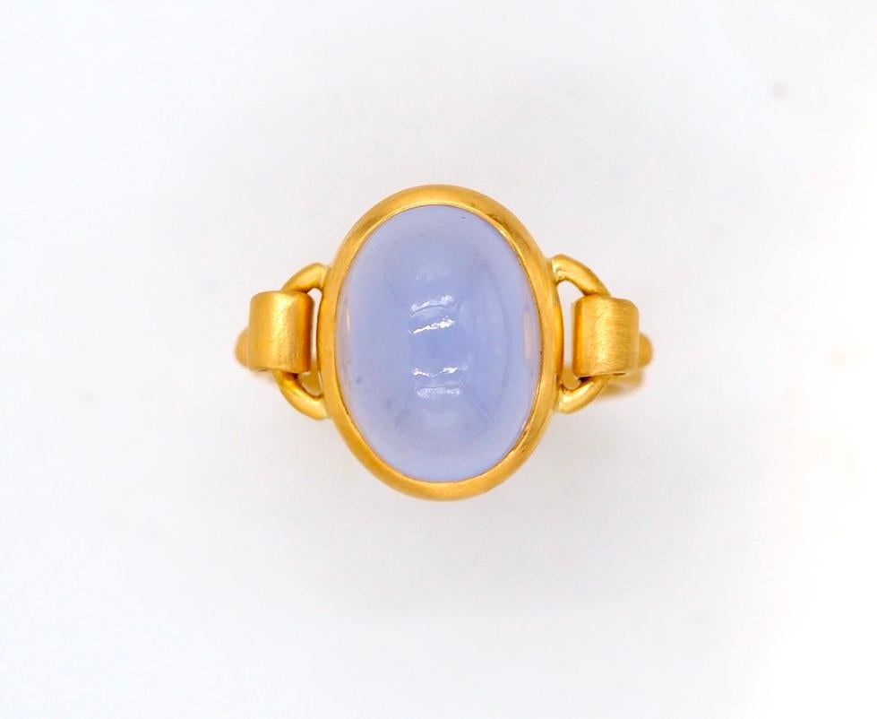 Scrives 8.18 Carat Blue Chalcedony Cabochon 22 Karat Gold Handmade Cocktail Ring In New Condition In Paris, Paris