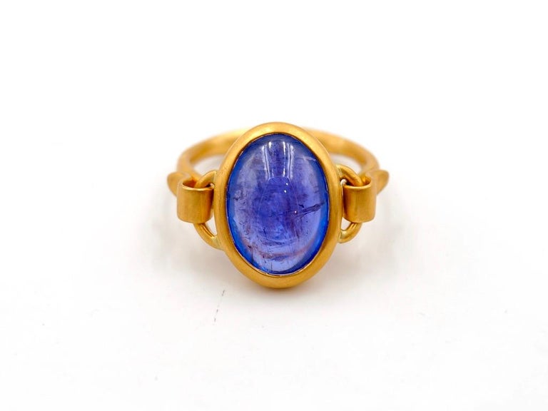 This delicate ring is composed of an intense and large tanzanite of 8.53 carats (origin Tanzanie, Africa). The tanzanite is natural with eye-visible inclusions. 
The stone and its setting are moving, not fixed to the band, which gives an extra