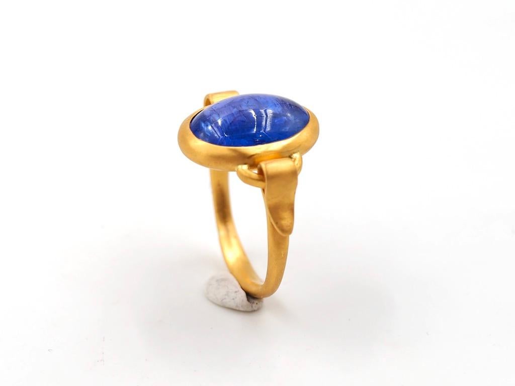 Contemporary Scrives 8.53 Carat Large Tanzanite Cabochon 22 Karat Gold Cocktail Handmade Ring For Sale