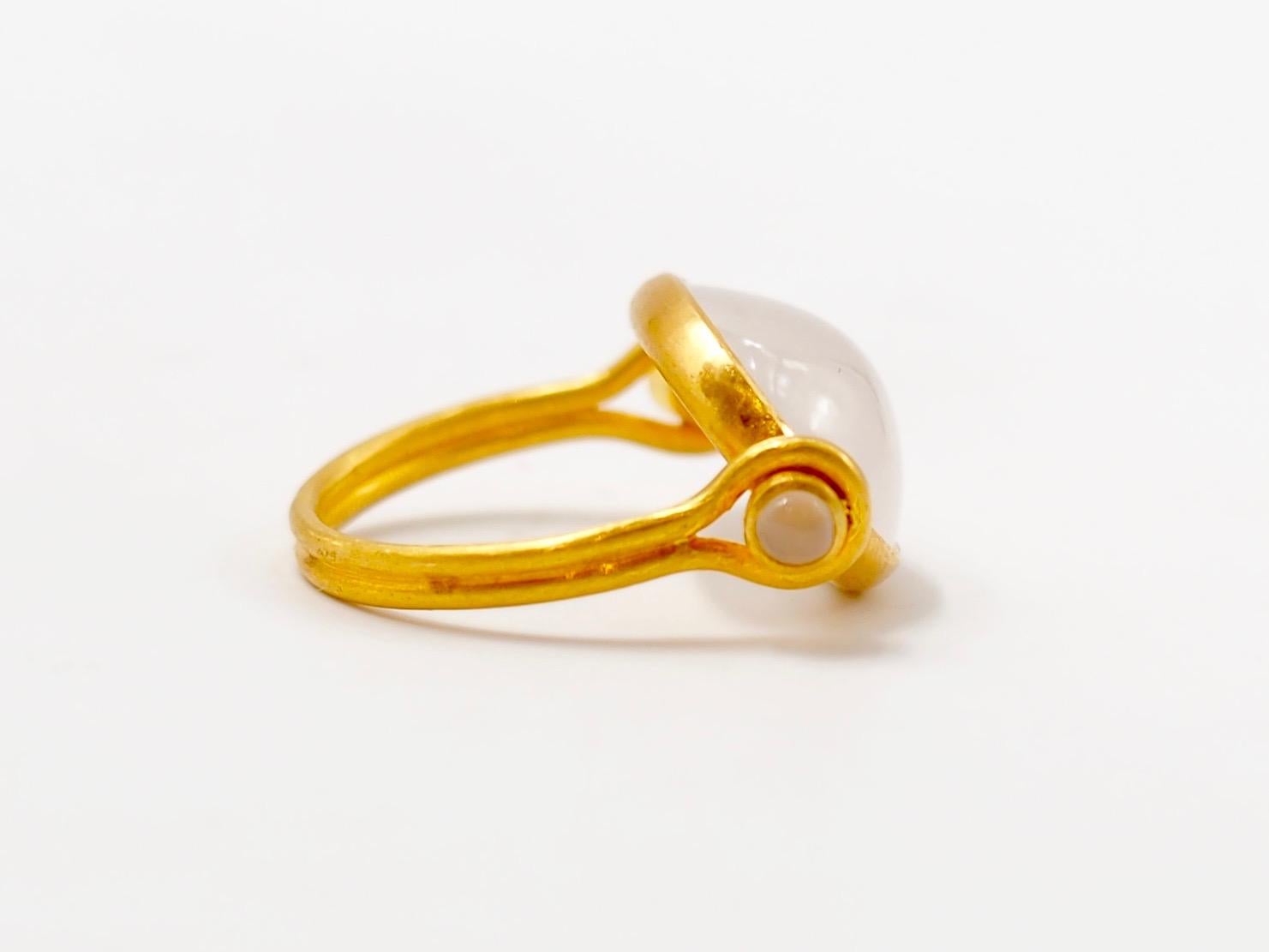 Scrives 9.76 Carat White Jadeite / Jade Cabochon 22 Karat Gold Ring In New Condition In Paris, Paris