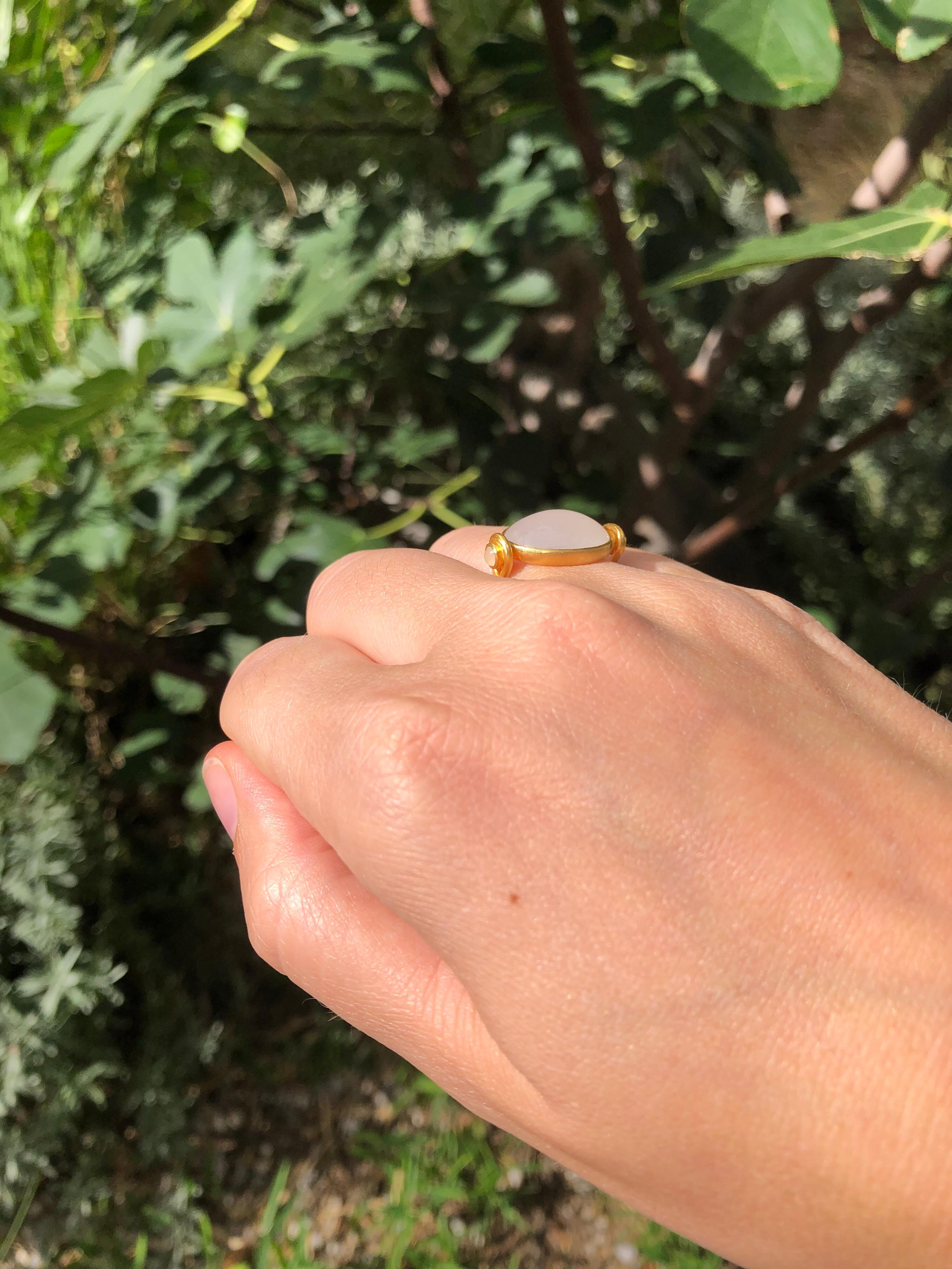 Scrives 9.76 Carat White Jadeite / Jade Cabochon 22 Karat Gold Ring 1