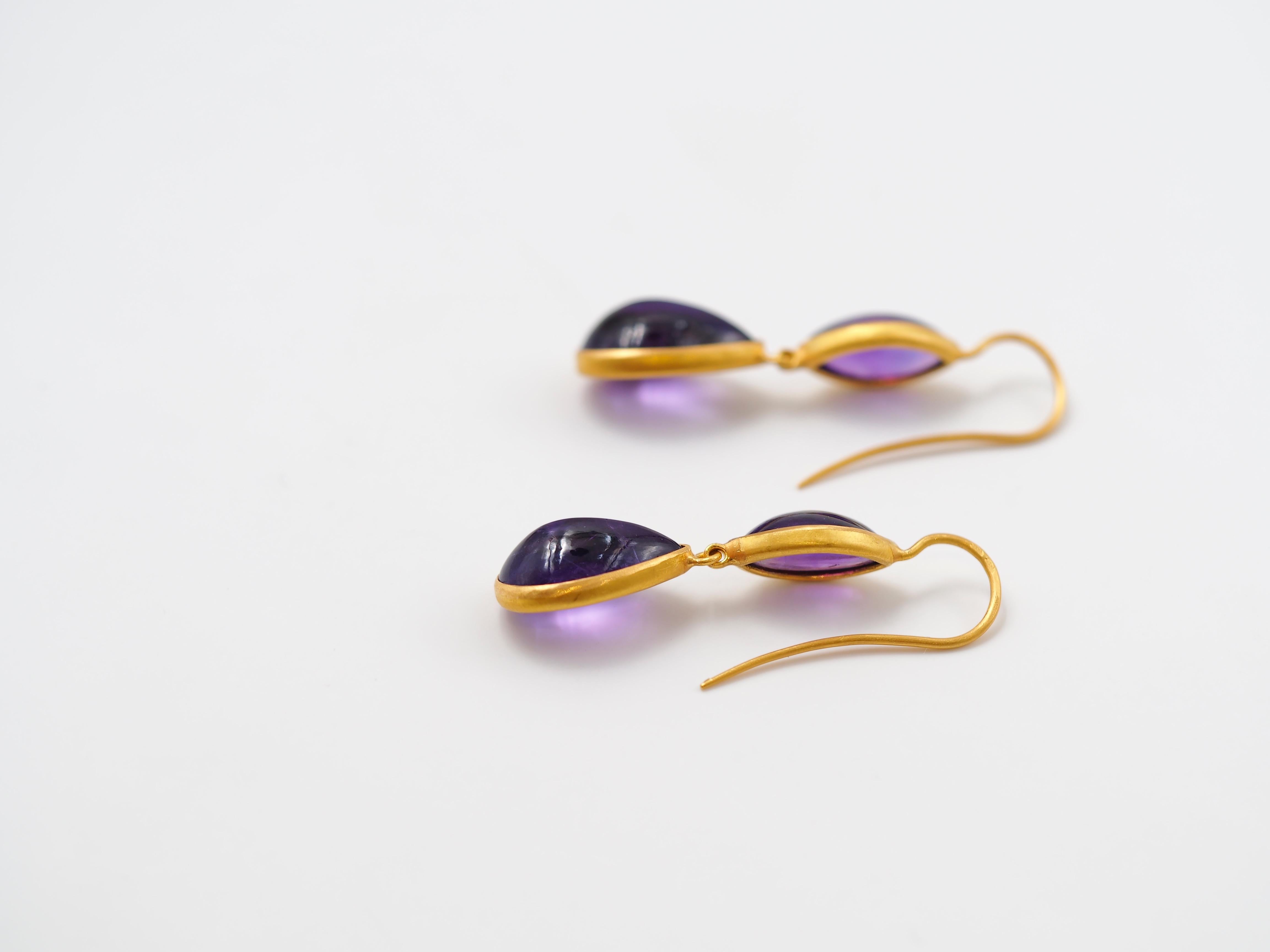 Scrives Amethyst Cabochon Drop 22 Karat Gold Earrings In New Condition For Sale In Paris, Paris
