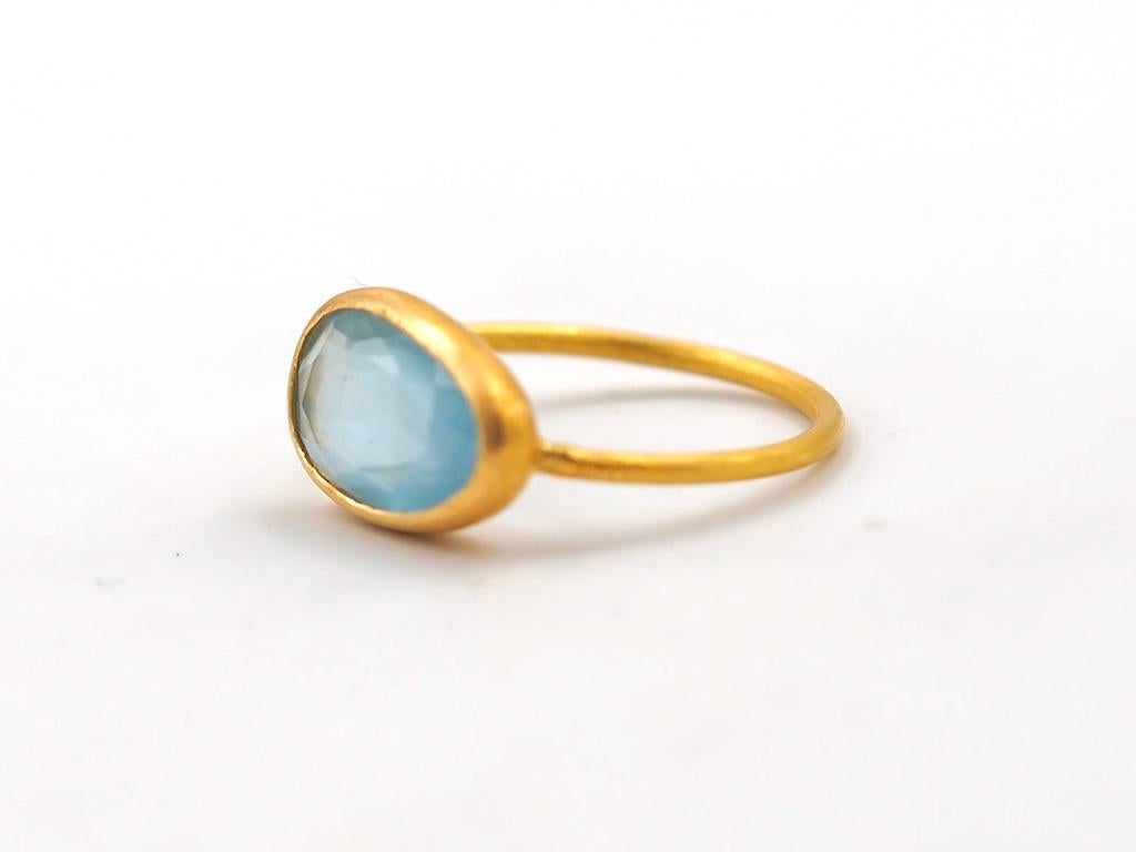 This simple ring by Scrives is composed of an irregular shape aquamarine. 
The stone is set in a 22kt closed gold setting.
This aquamarine is natural, not treated and has natural & typical small inclusions. 

This ring is handmade with 22kt mat