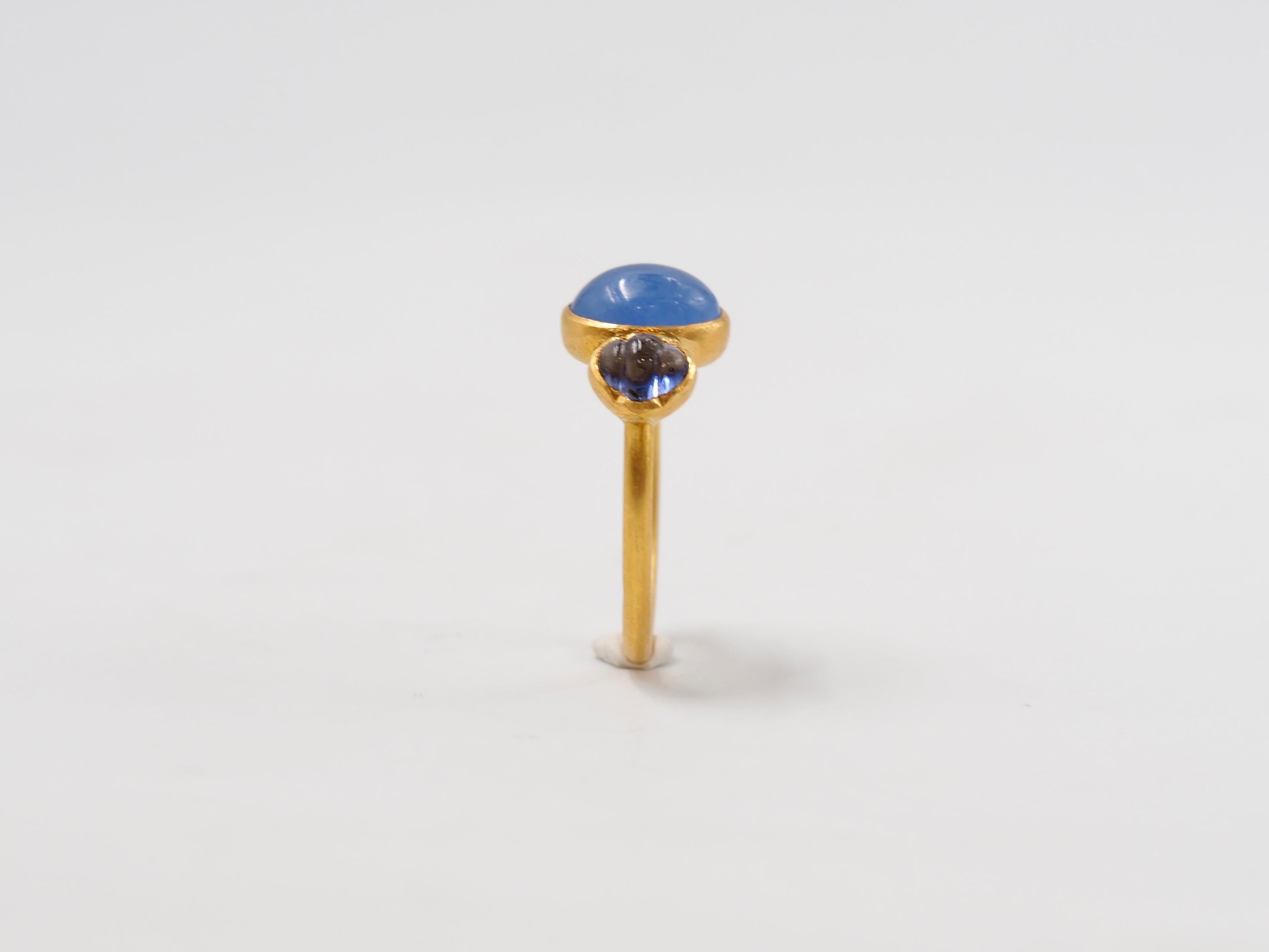 Women's Scrives Blue Hackmanite Cabochon Iolite Shell 22 Karat Gold Ring