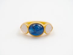 Scrives 7,58 Karat Blauer Saphir Cabochon Weißer Chalcedon 22 Karat Gold Ring