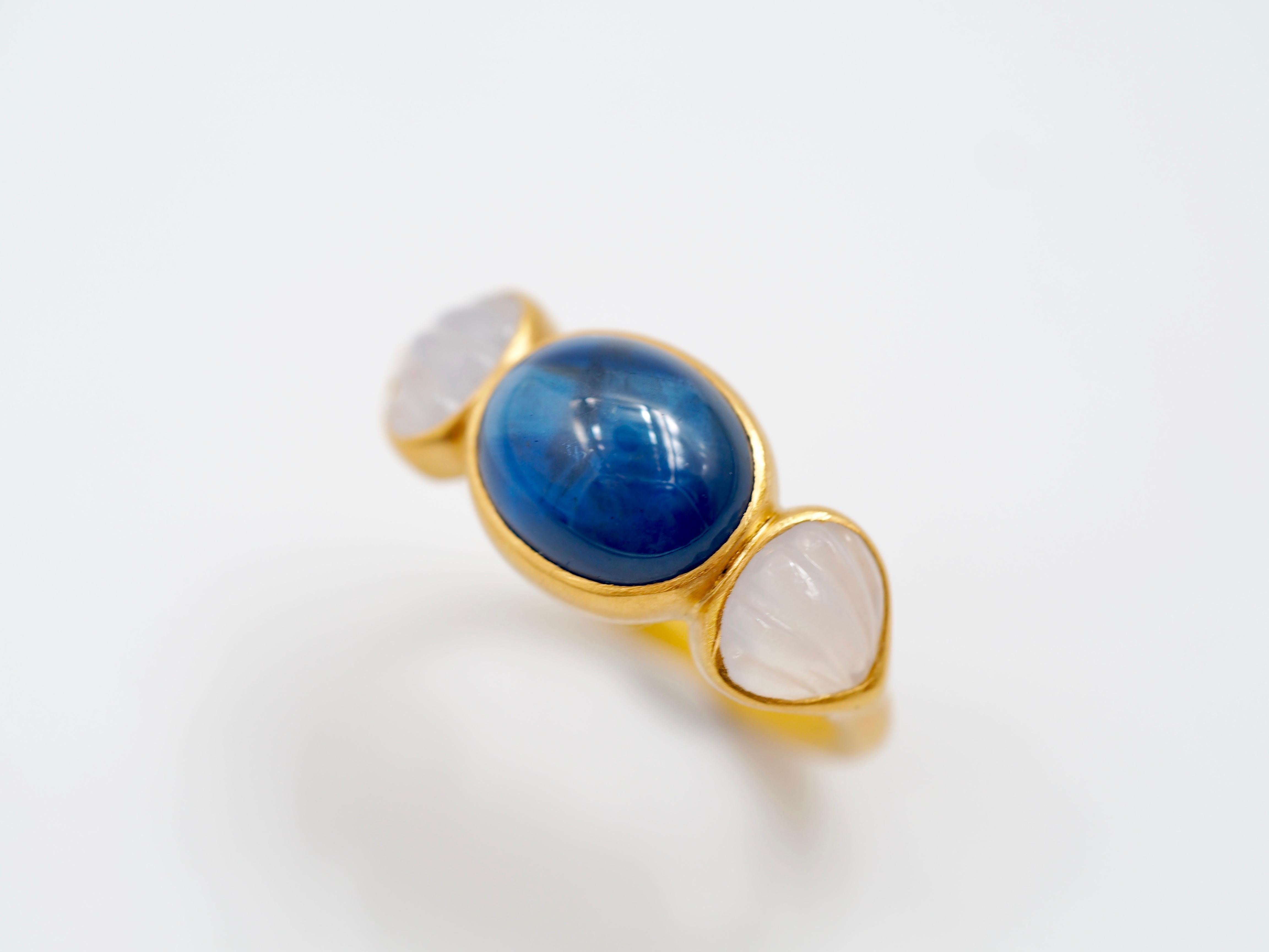 Scrives 7.58 carat Blue Sapphire Cabochon White Chalcedony 22 Karat Gold Ring In New Condition For Sale In Paris, Paris