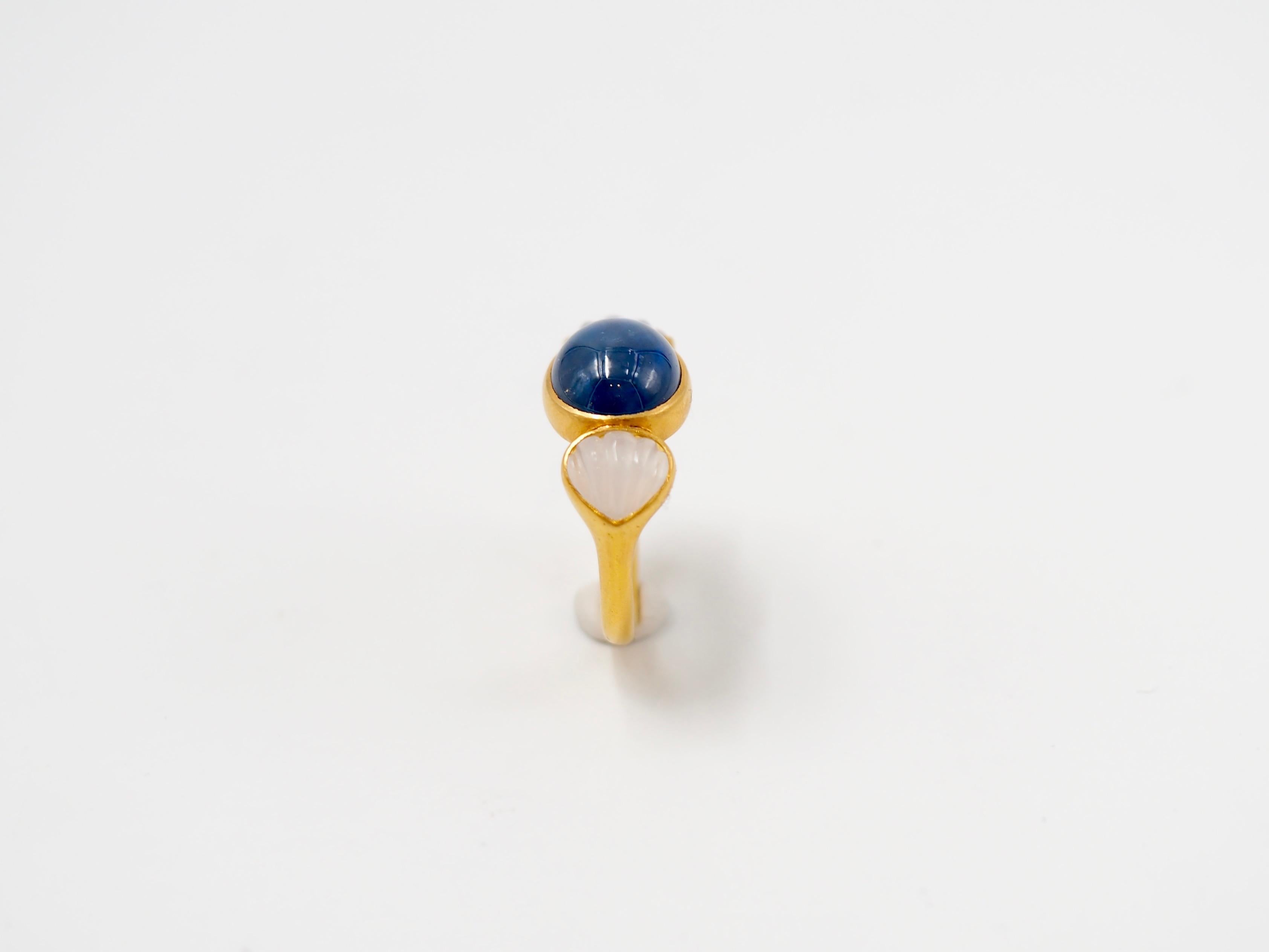 Scrives 7.58 carat Blue Sapphire Cabochon White Chalcedony 22 Karat Gold Ring For Sale 2