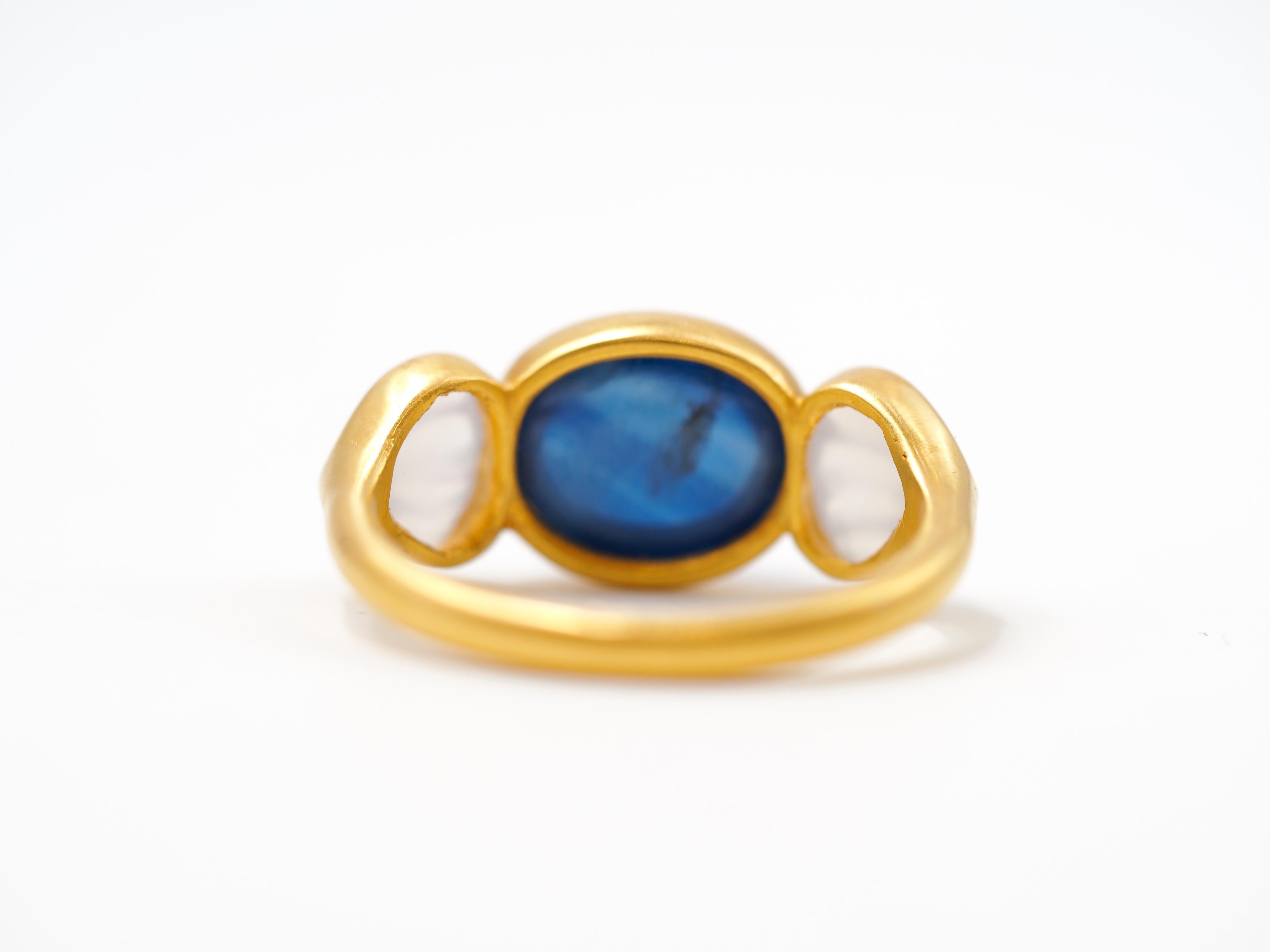 Scrives 7.58 carat Blue Sapphire Cabochon White Chalcedony 22 Karat Gold Ring For Sale 3