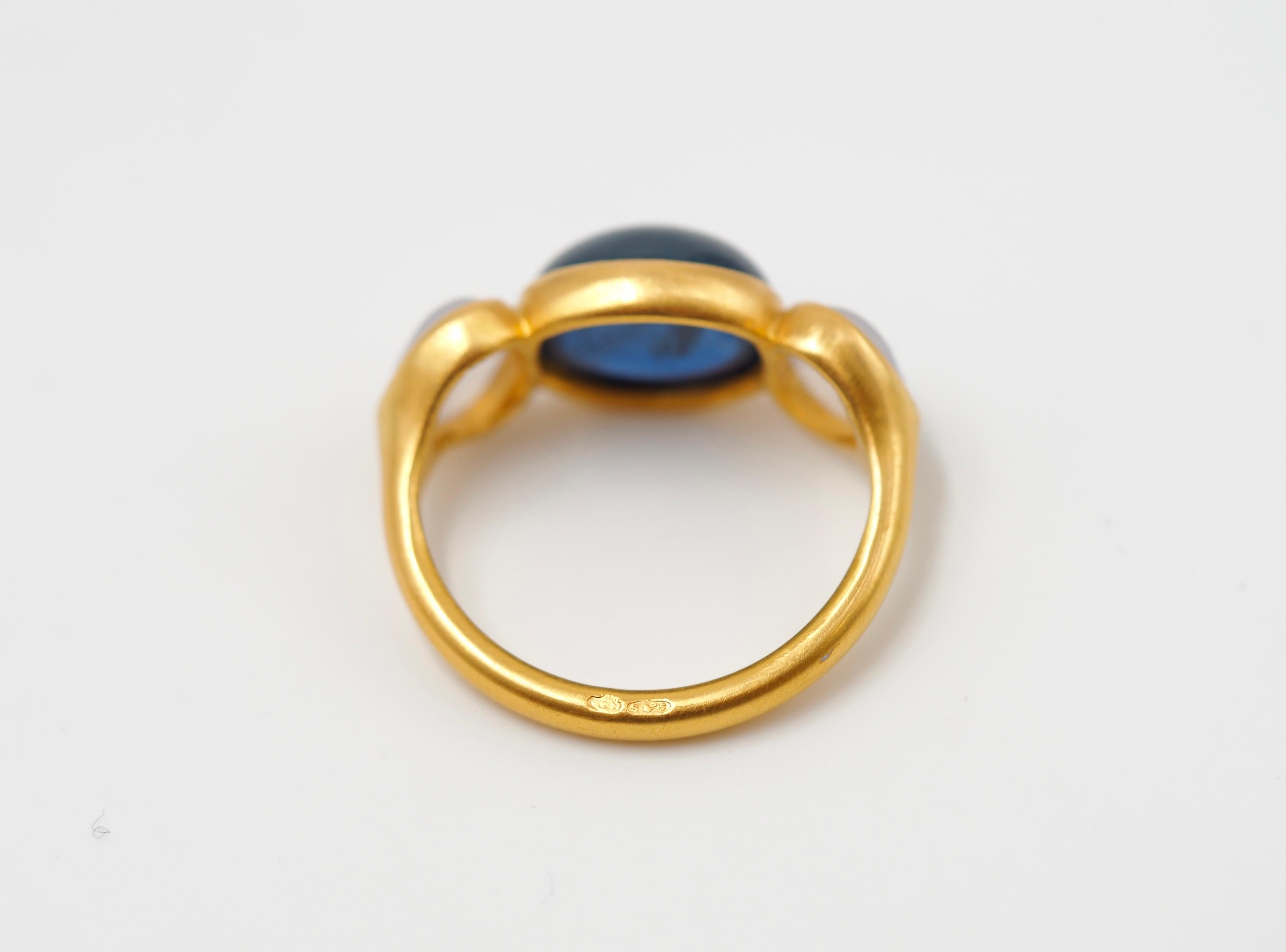 Scrives 7.58 carat Blue Sapphire Cabochon White Chalcedony 22 Karat Gold Ring For Sale 5