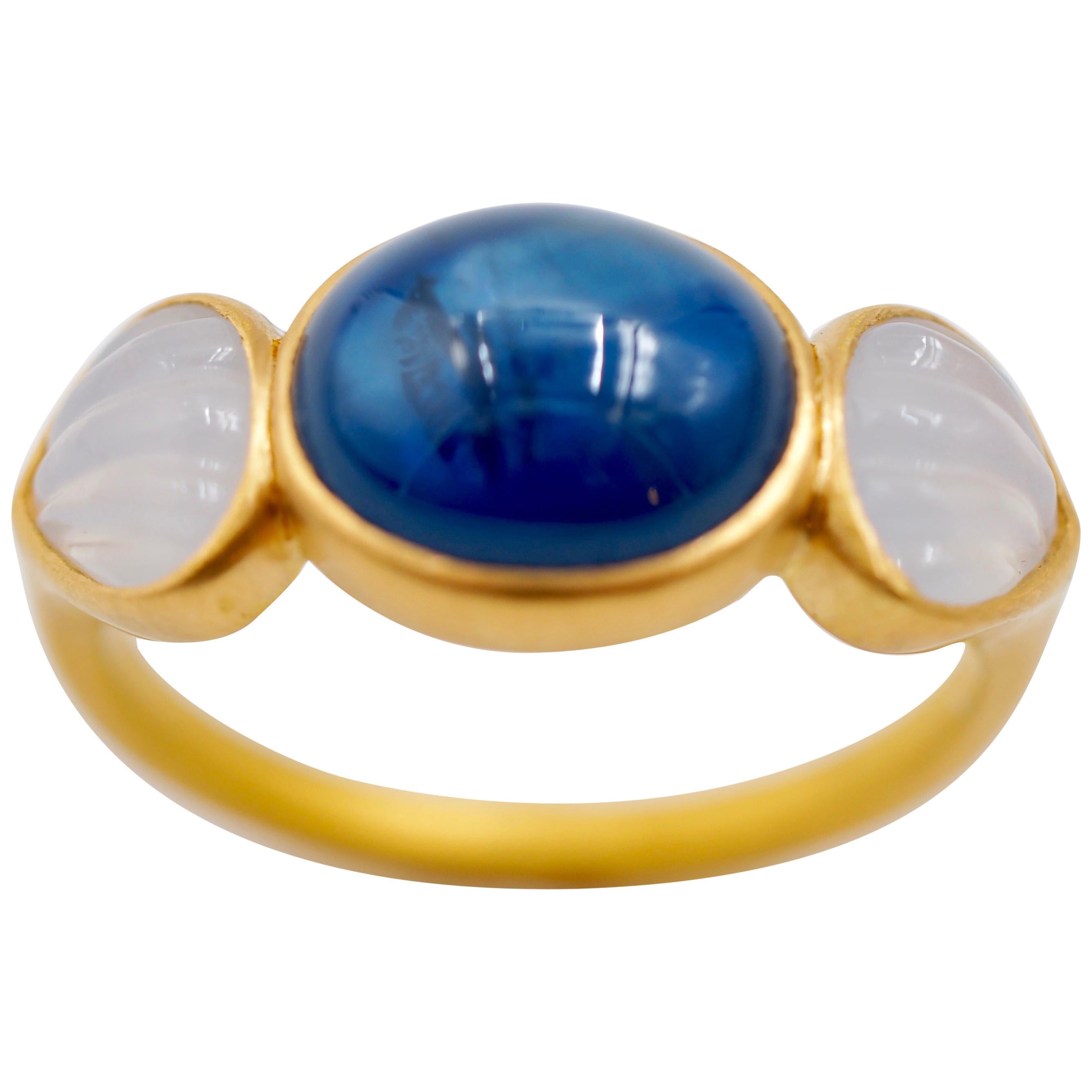 Bague Scrives en or 22 carats avec saphir bleu cabochon et calcédoine blanche de 7,58 carats