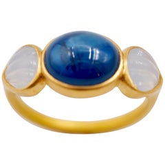 Scrives 7,58 Karat Blauer Saphir Cabochon Weißer Chalcedon 22 Karat Gold Ring