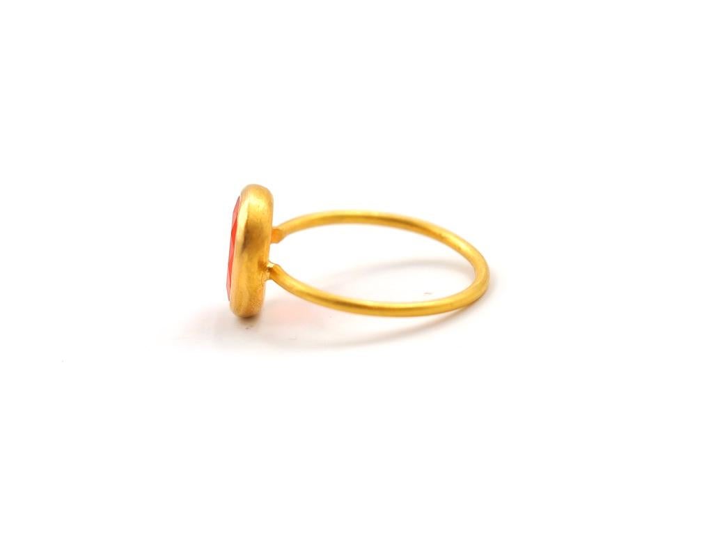 Scrives Cornaline Orange Chalcedon Unregelmäßige Form 22 Karat Gold Handgefertigter Ring für Damen oder Herren im Angebot