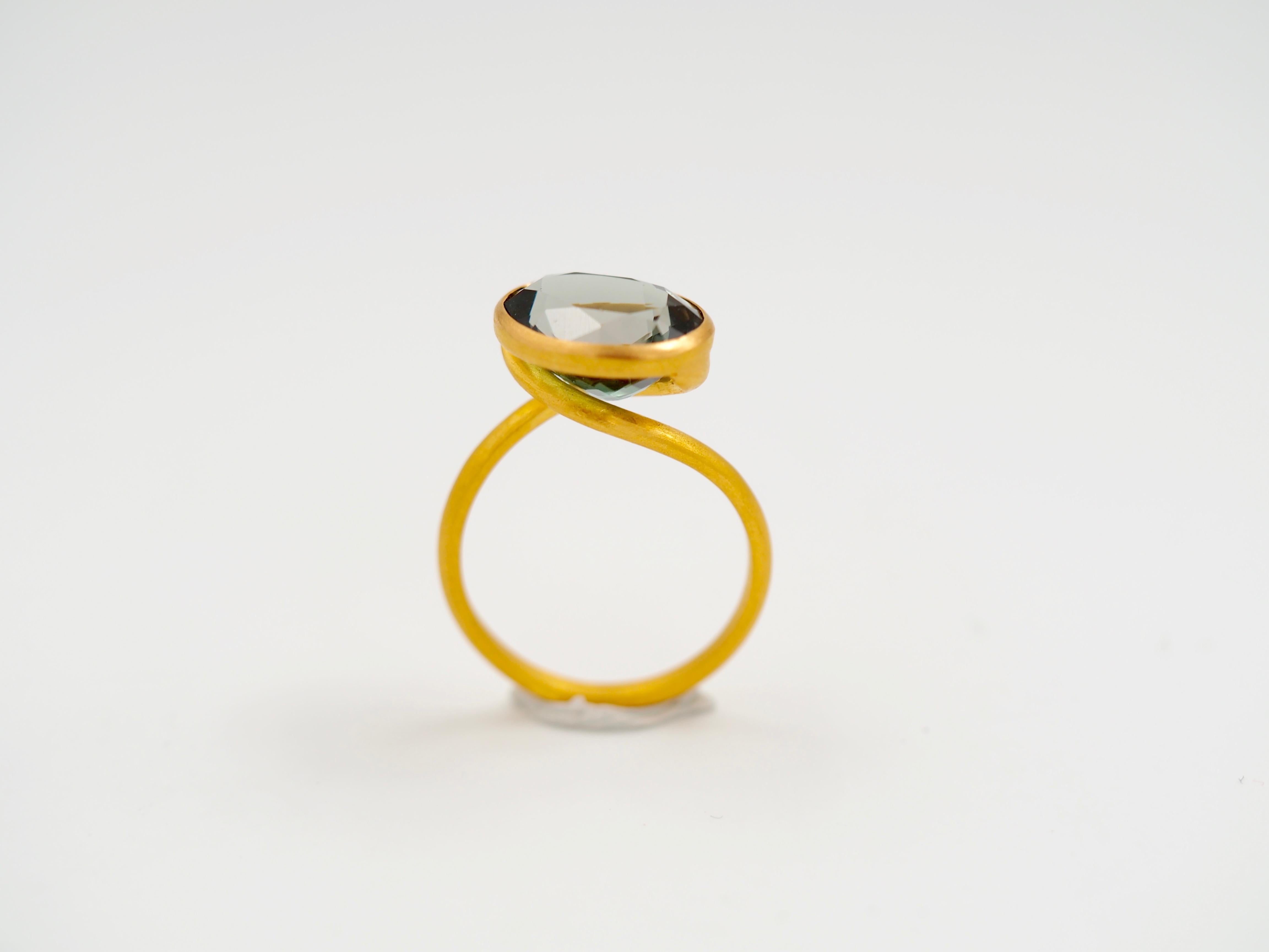 Ring mit Schraubverschluss, 5,05 Karat tiefgrüner Turmalin 22 Karat Gold im Zustand „Neu“ in Paris, Paris