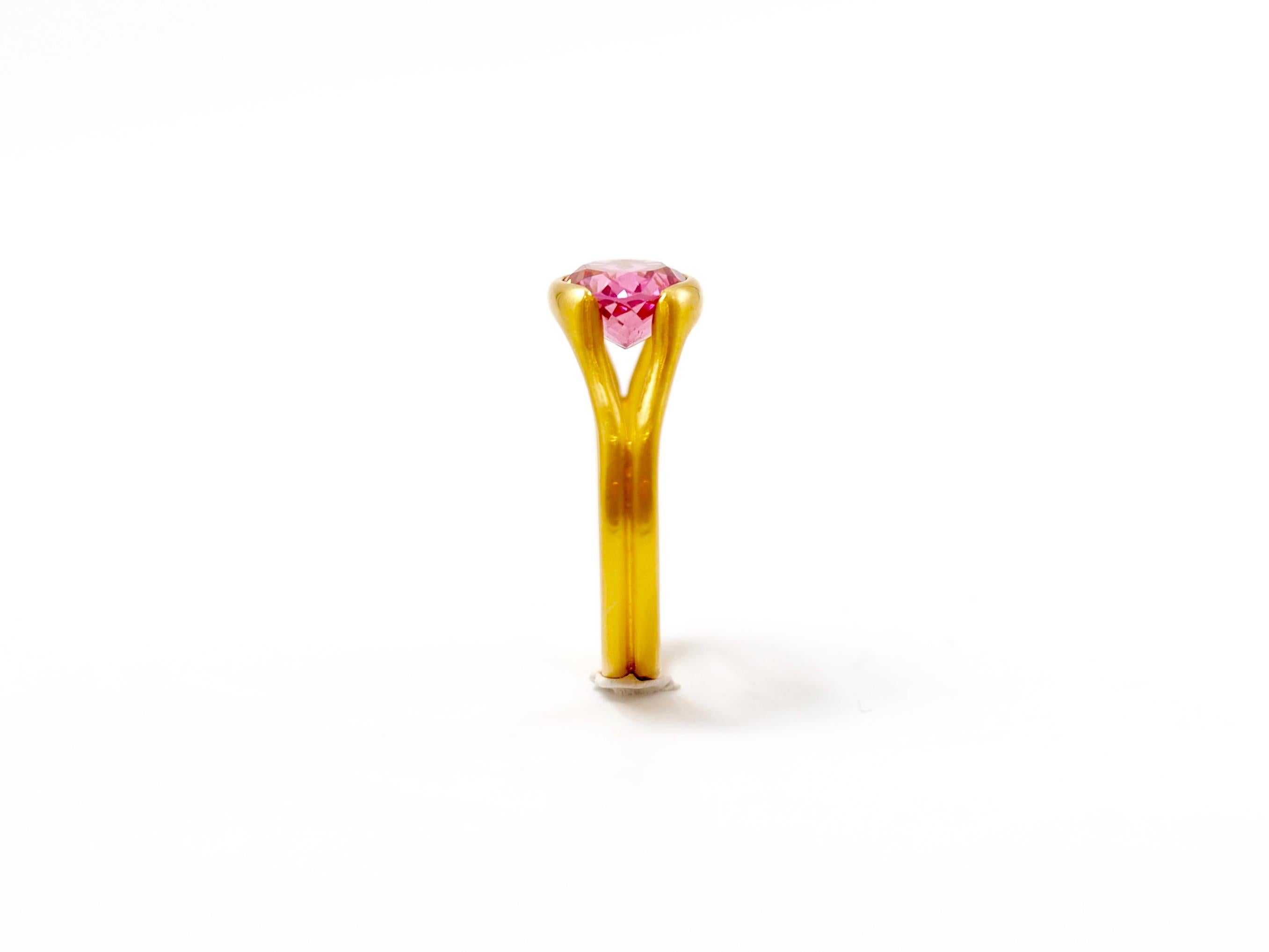 Scrives 2,38 Karat Hot Pink Turmalin Oval 22 Karat Gold Handgefertigter Cocktail-Ring im Zustand „Neu“ im Angebot in Paris, Paris