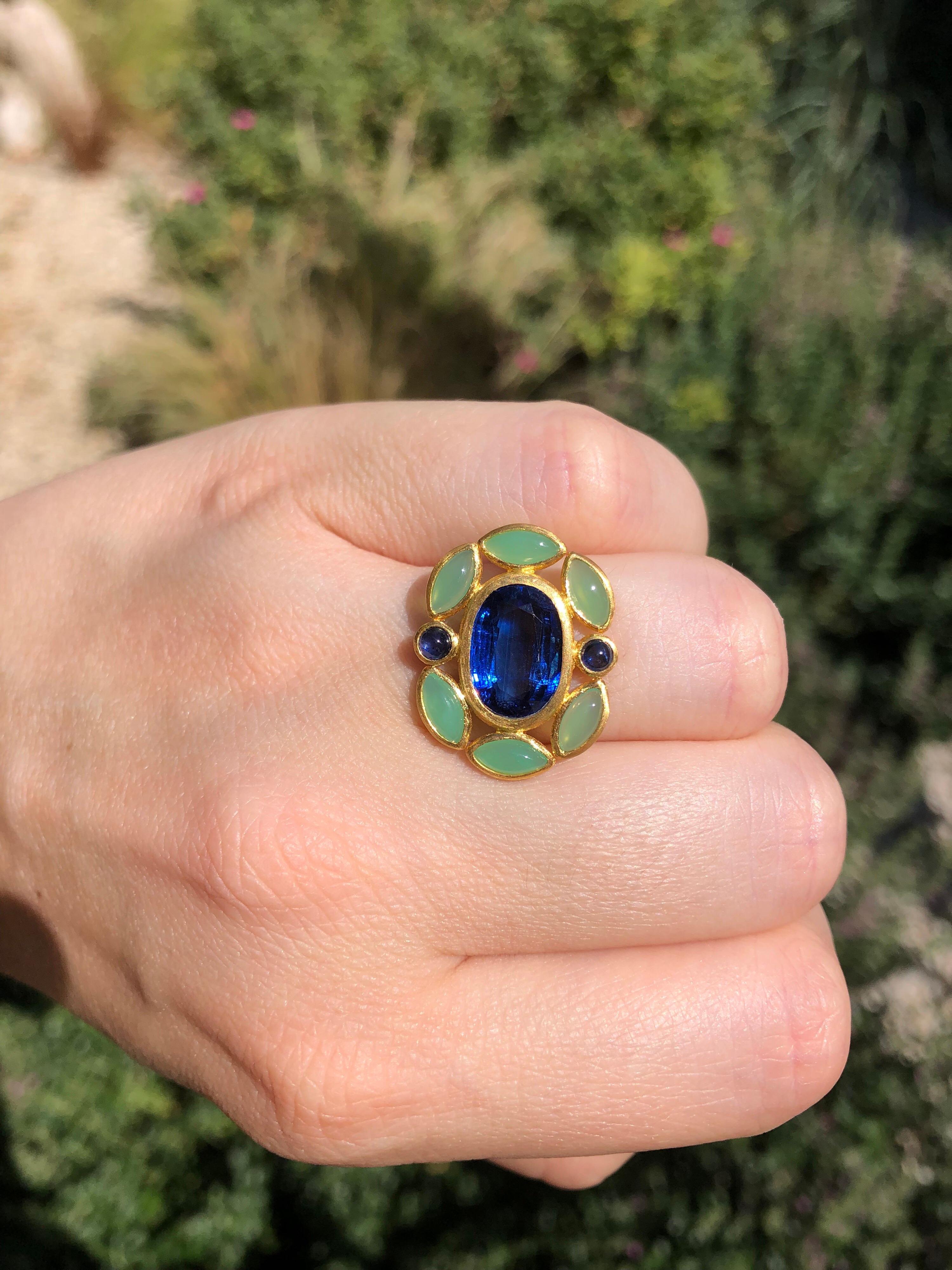 Scrives Kyanite Chrysoprase Sapphire Cabochon 22 Kt Gold Cocktail Handmade Ring In New Condition In Paris, Paris