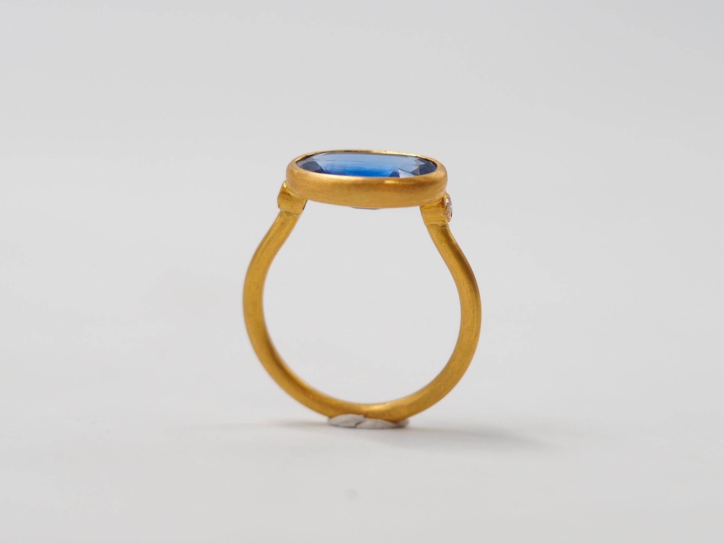 Contemporary Scrives Kyanite and Diamonds 22 Karat Gold Ring